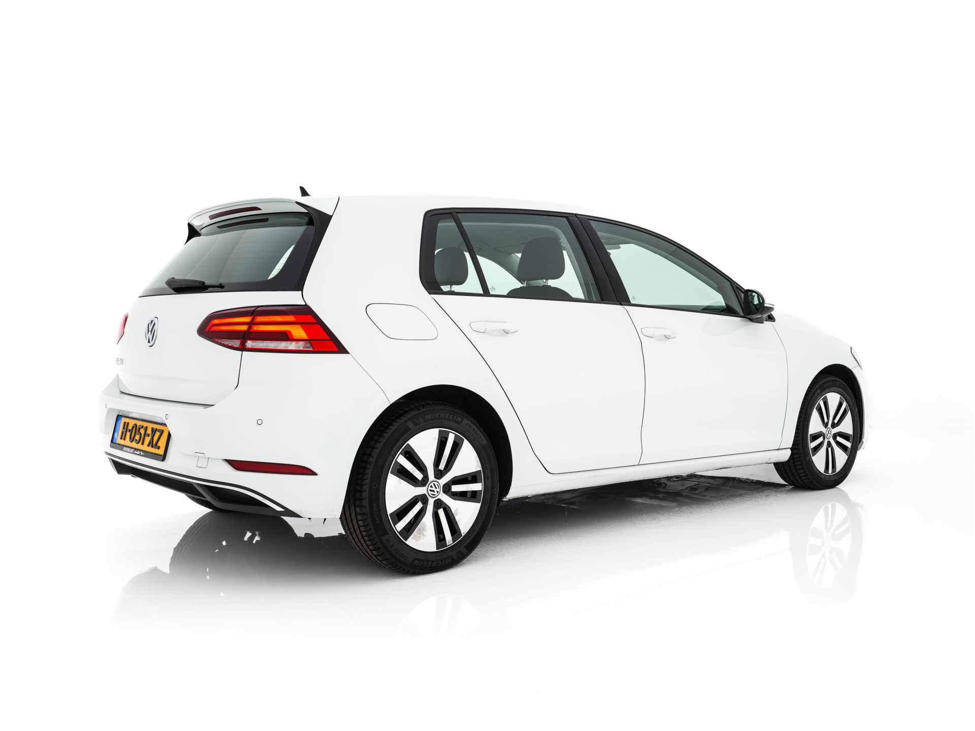 Volkswagen e-Golf (SOH-86%) Aut. *HEAT-PUMP | LEATHER | FULL-LED | NAVI-FULLMAP | CAMERA | HEATED-SPORTSEATS | ECC | CCS-FASTLOADER | PDC | CARPLAY | CRUISE | 16''ALU*
