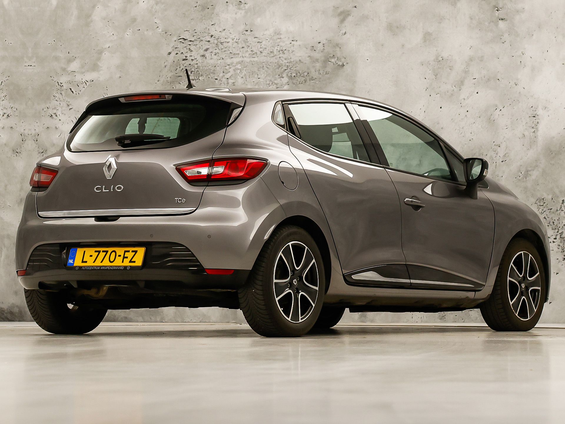 Renault Clio 0.9 TCe Dynamic Sport (NAVIGATIE, CRUISE, LM VELGEN, SPORTSTOELEN, PARKEERSENSOREN, BLUETOOTH, NIEUWE APK, NIEUWSTAAT)