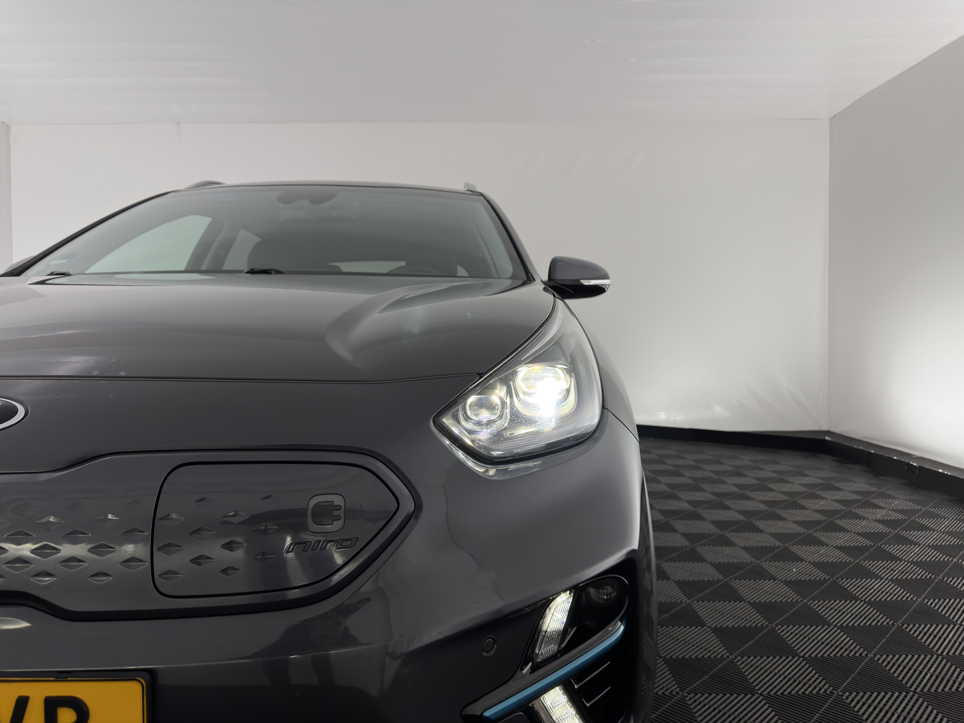 Kia e-Niro ExecutiveLine 64 kWh (3-Fase) {SOH-100%) (INCL-BTW)  Aut *HEATPUMP | LEATHER | FULL-LED | NAVI-FULLMAP | ADAPTIVE-CRUISE | CAMERA | MEMORY-PACK | LANE-ASSIST | KEYLESS | DIGI-COCKPIT | PRIVACY-GLASS | AMBIENT-LIGHT | 17"ALU*