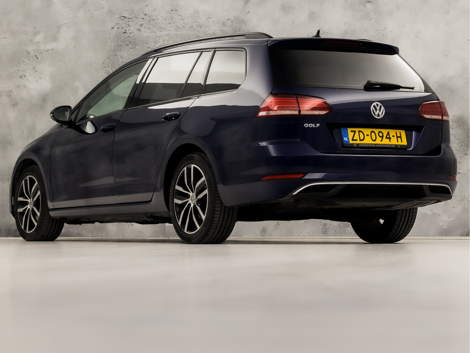 Volkswagen Golf Variant 1.0 TSI Sportline 116Pk Automaat (GROOT NAVI, APPLE CARPLAY, CLIMATE, ADAPTIVE CRUISE, PARKEERSENSOREN, LM VELGEN, NIEUWE APK, NIEUWSTAAT)