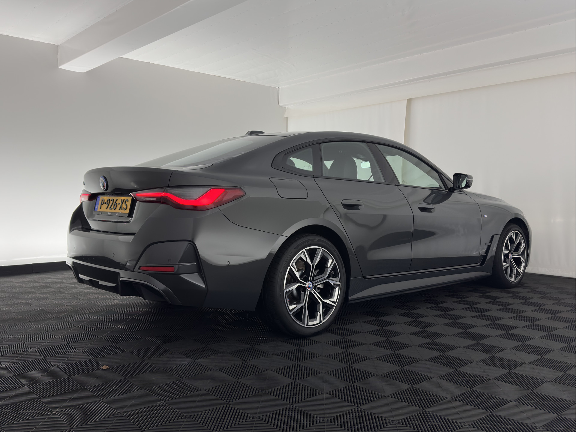 BMW i4 eDrive40 M-Sport High Executive 84 kWh (3-Fase) [SOH-97%] (INCL-BTW)  Aut *FULL-LEATHER | HEAD UP | FULL-LED | HARMAN/KARDON-AUDIO | ADAPTIVE-CRUISE |  ADAPTIVE-CRUISE | WIDESCREEN-COCKPIT | DAB+ | TOPVIEW | AMBIENT-LIGHT | CARPLAY | HEATED-SPORTSE