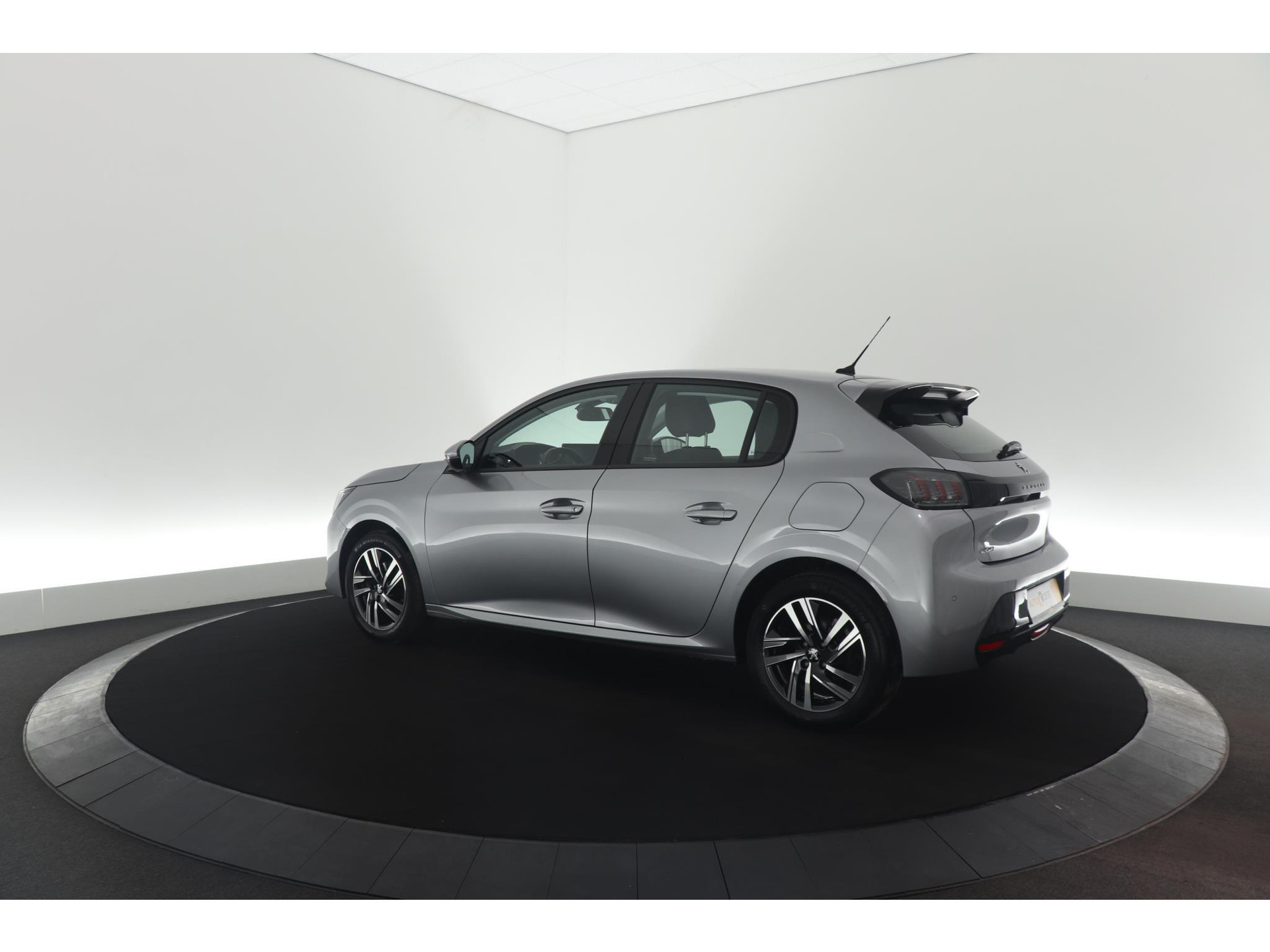 Peugeot 208 PureTech 100 EAT8 Allure | Parkeersensoren | Stoelverwarming | Apple Carplay | Climate Control