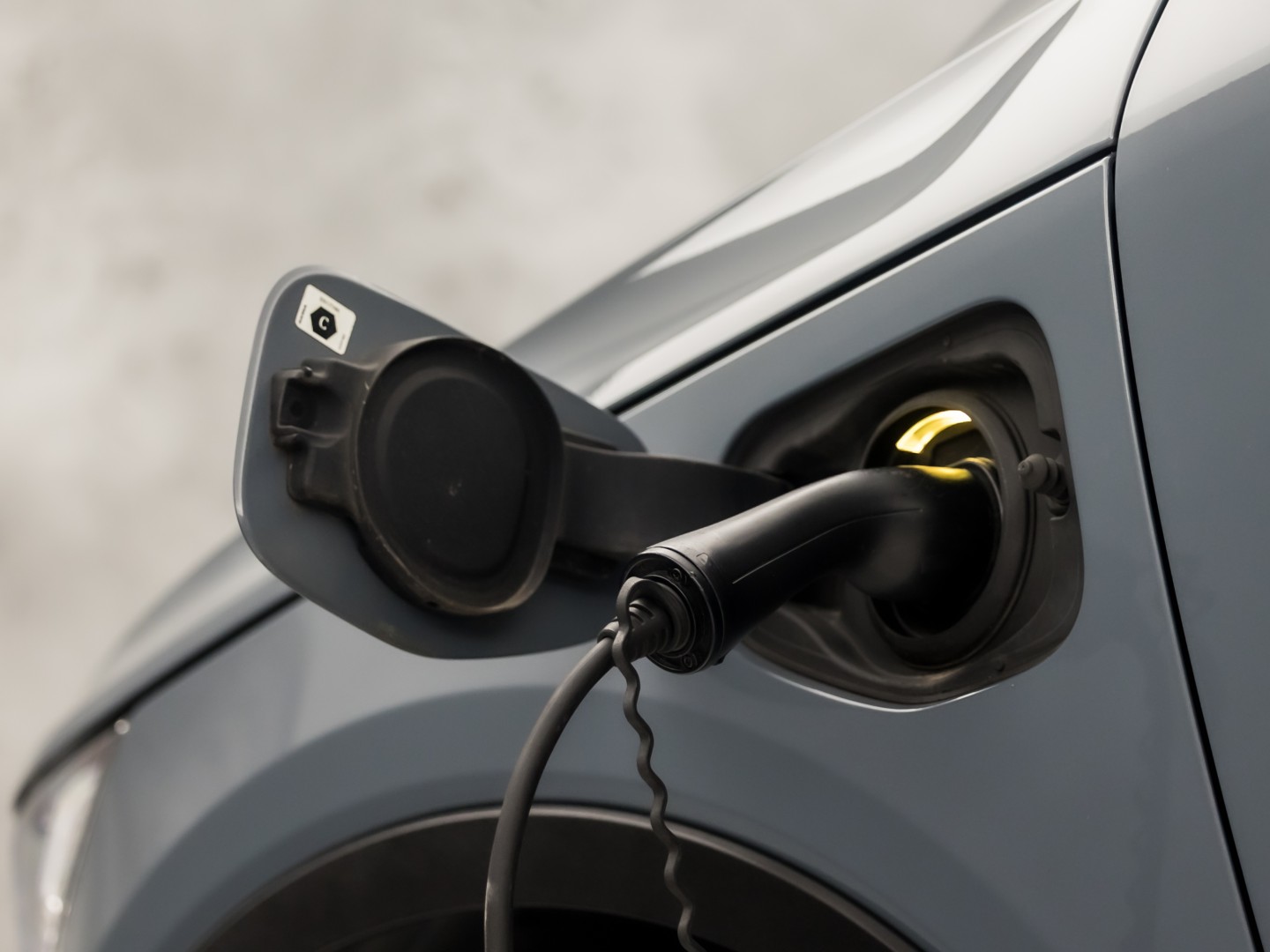 Volvo XC40 1.5 T4 Recharge Inscription 211Pk Automaat (APPLE CARPLAY, STUUR/STOELVERWARMING, MEMORY SEATS, CAMERA, STOELVERWARMING ACHTER, KEYLESS, GETINT GLAS, ELEK ACHTERKLEP, ZWART HEMEL, NIEUWSTAAT)