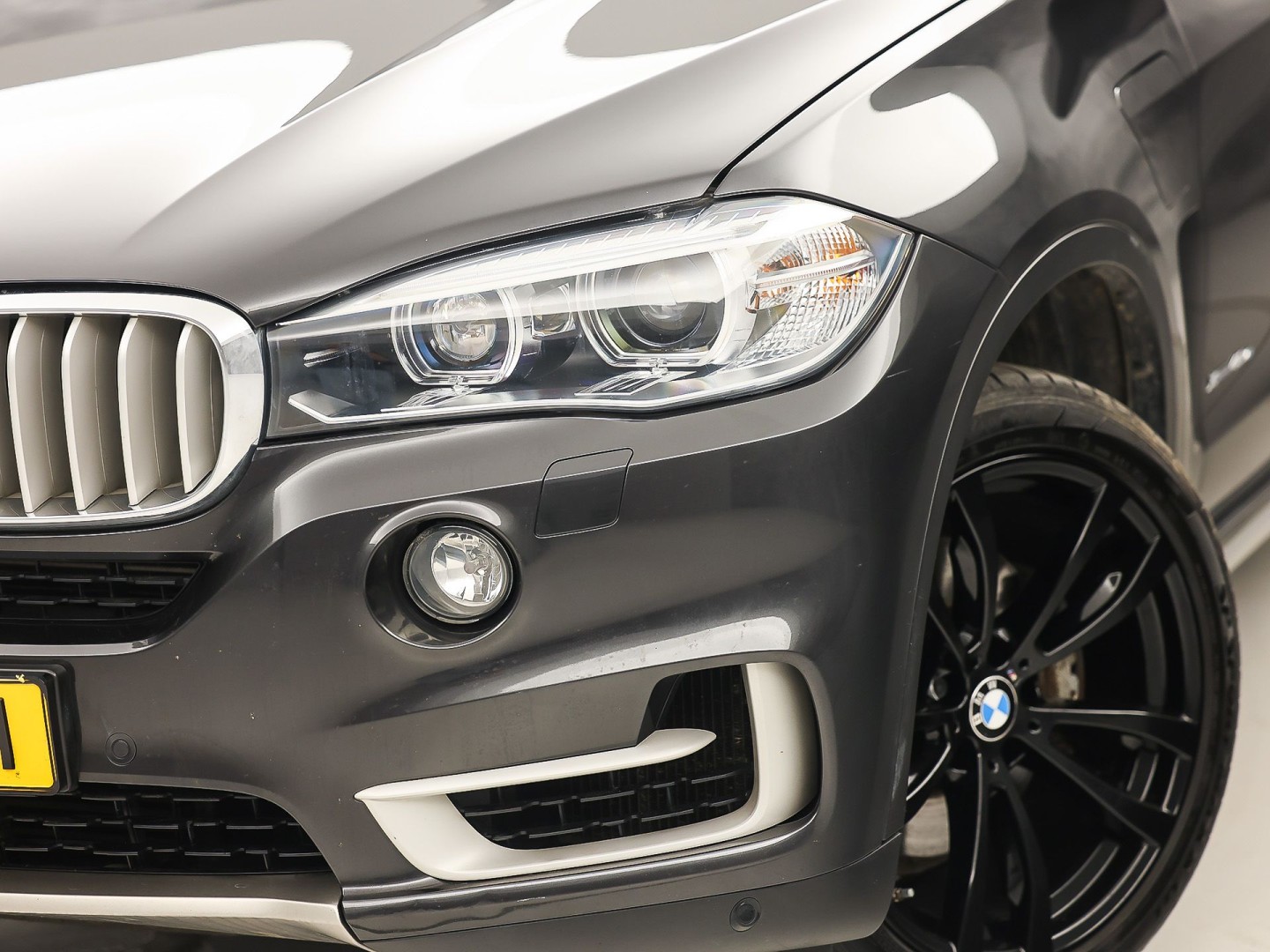 BMW X5 xDrive40e iPerformance High Executive 313Pk Automaat (GROOT NAVI, HEAD-UP DISPLAY, COMFORTSTOELEN MET GEHEUGEN, SFEERVERLICHTING, CAMERA, STOELVERWARMING, GETINT GLAS, NIEUWSTAAT)