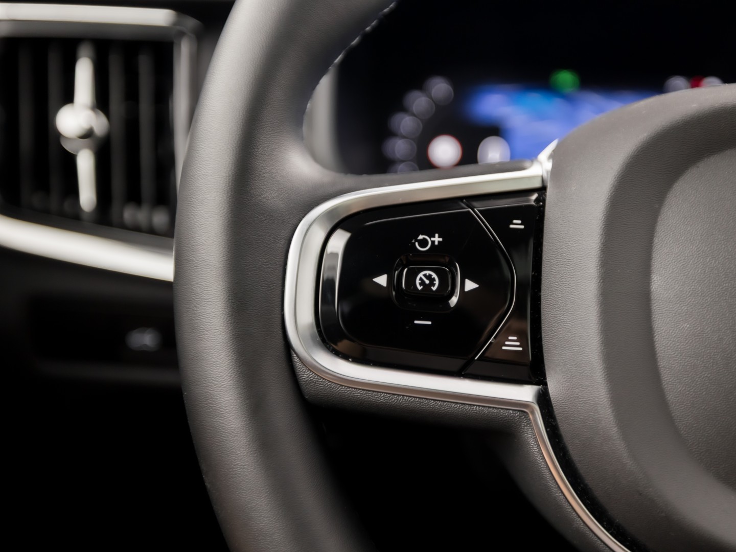 Volvo V90 2.0 T6 Plug-in hybrid AWD Ultimate Dark 350Pk Automaat (PANORAMADAK, HARMAN/KARDON, LUCHTVERING, MEMORY SEATS, 360 CAMERA, HEAD-UP DISPLAY, STUUR/STOELVERWARMING, ZWART HEMEL, NIEUWSTAAT)