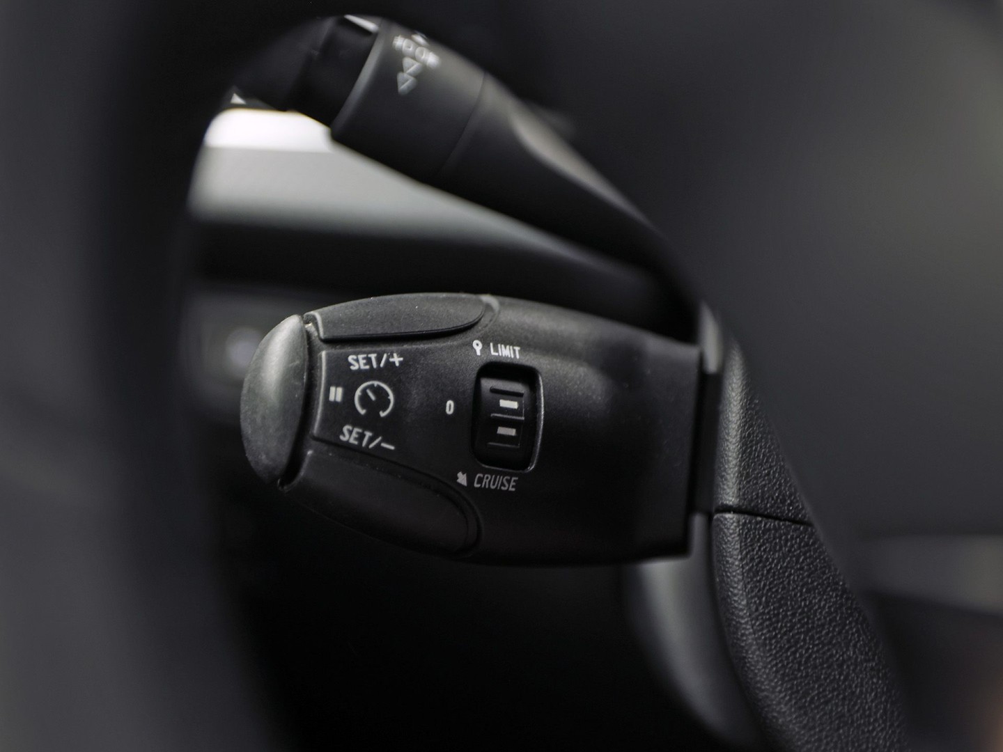 Peugeot 208 1.2 PureTech Signature (APPLE CARPLAY, LOGISCH NAP, NAVIGATIE, GETINT GLAS, SPORTSTOELEN, PARKEERSENSOREN, LM VELGEN, CRUISE, NIEUWSTAAT)