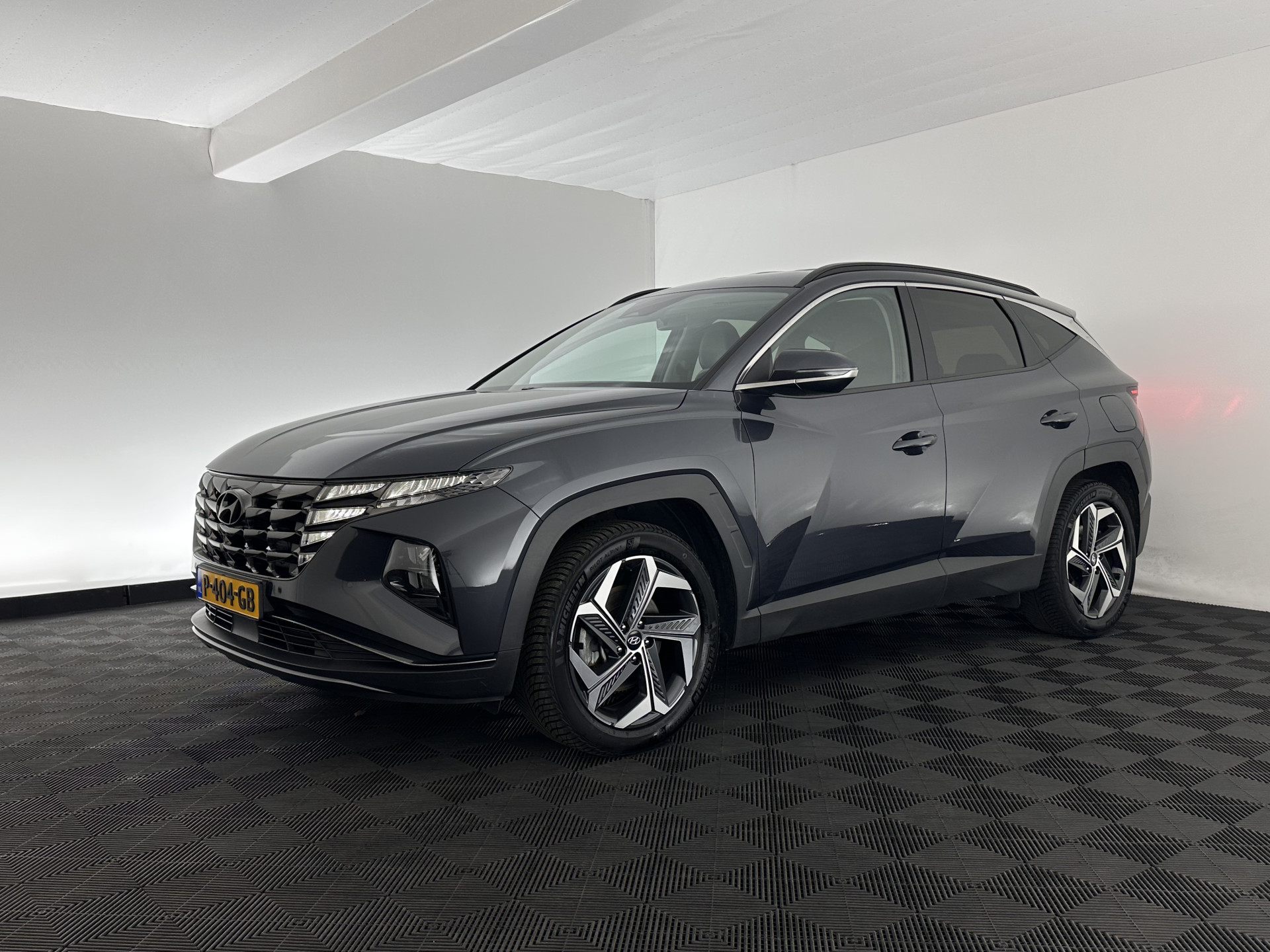 Hyundai Tucson 1.6 T-GDI PHEV Comfort Smart 4WD (INCL.BTW) *LEATHER | FULL-LED | ADAPTIVE-CRUISE | HEATED-COMFORTSEATS | KEYLESS | CAMERA | DIGI-COCKPIT | PRIVACY-GLASS | SHIFT-PADDLES | ECC | PDC | 19''ALU*