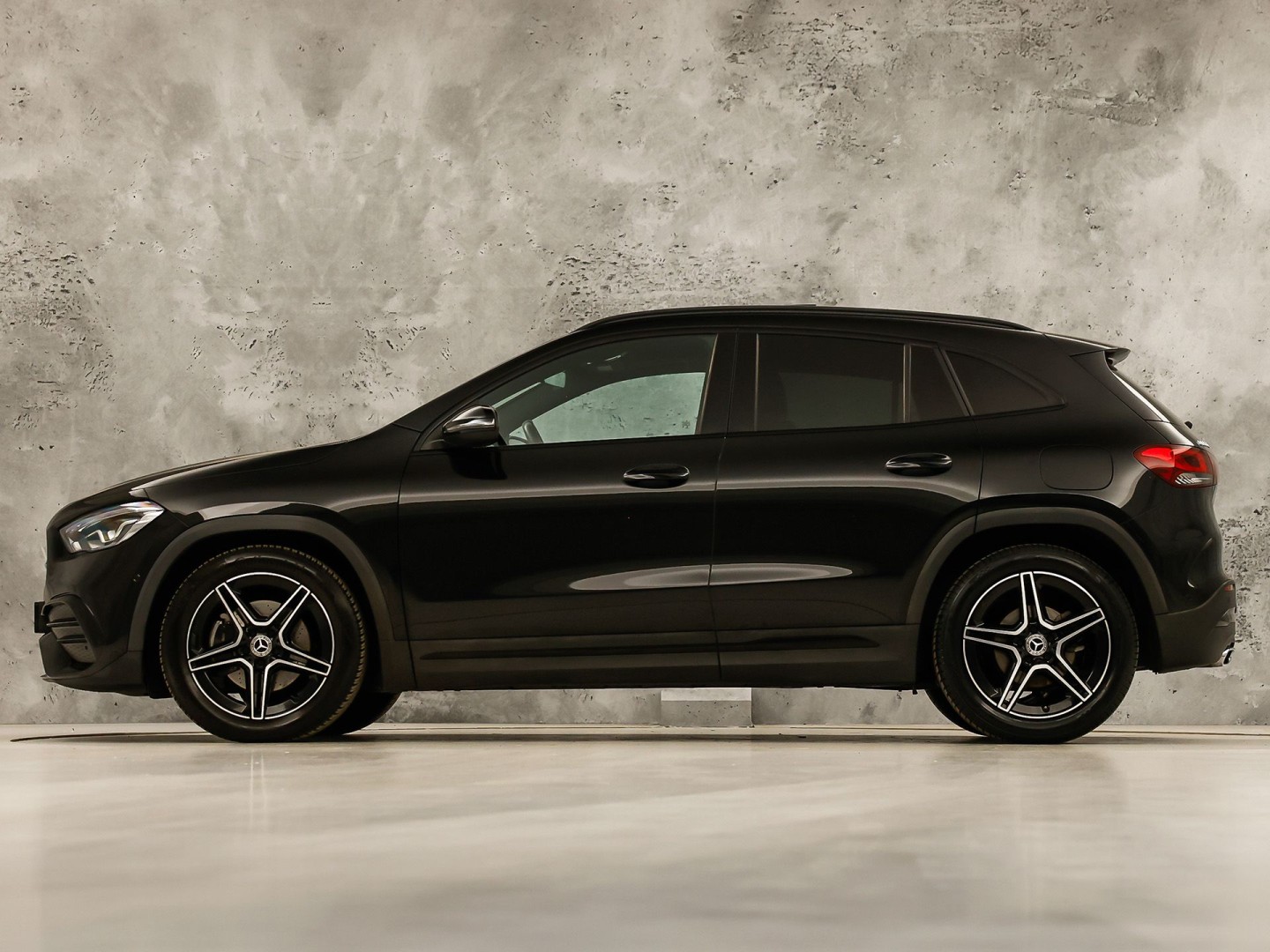 Mercedes-Benz GLA 200 AMG Sport 163Pk Automaat (PANORAMADAK, GROOT NAVI, SFEERVERLICHTING, CAMERA, SPORTSTOELEN, STOELVERWARMING, GETINT GLAS, NIEUWSTAAT)