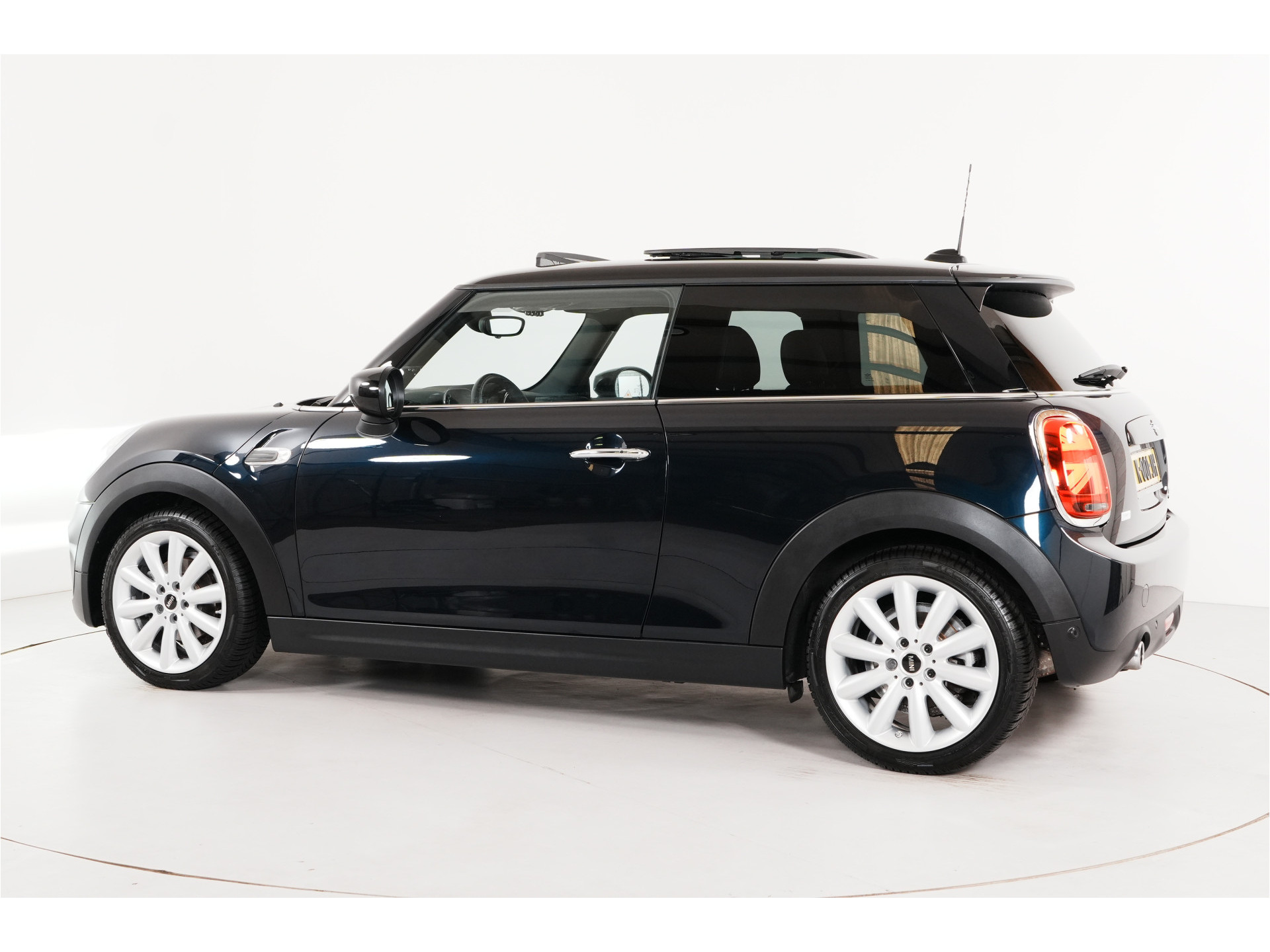 MINI 3-Deurs 1.5 Cooper Chili | Pano | Leder | Stl. verw. | PDC | Sportstoelen |