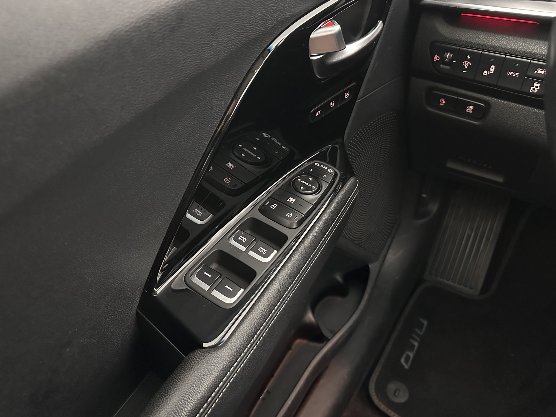 Kia e-Niro ExecutiveLine 64 kWh [ 3-Fase ] {SOH-100%} (INCL-BTW)  Aut.*HEATPUMP | LEATHER | FULL-LED | NAVI-FULLMAP | ADAPTIVE-CRUISE | CAMERA | MEMORY-PACK | LANE-ASSIST | KEYLESS | DIGI-COCKPIT | PRIVACYGLASS | SHIFTPADDLES | 17"ALU*