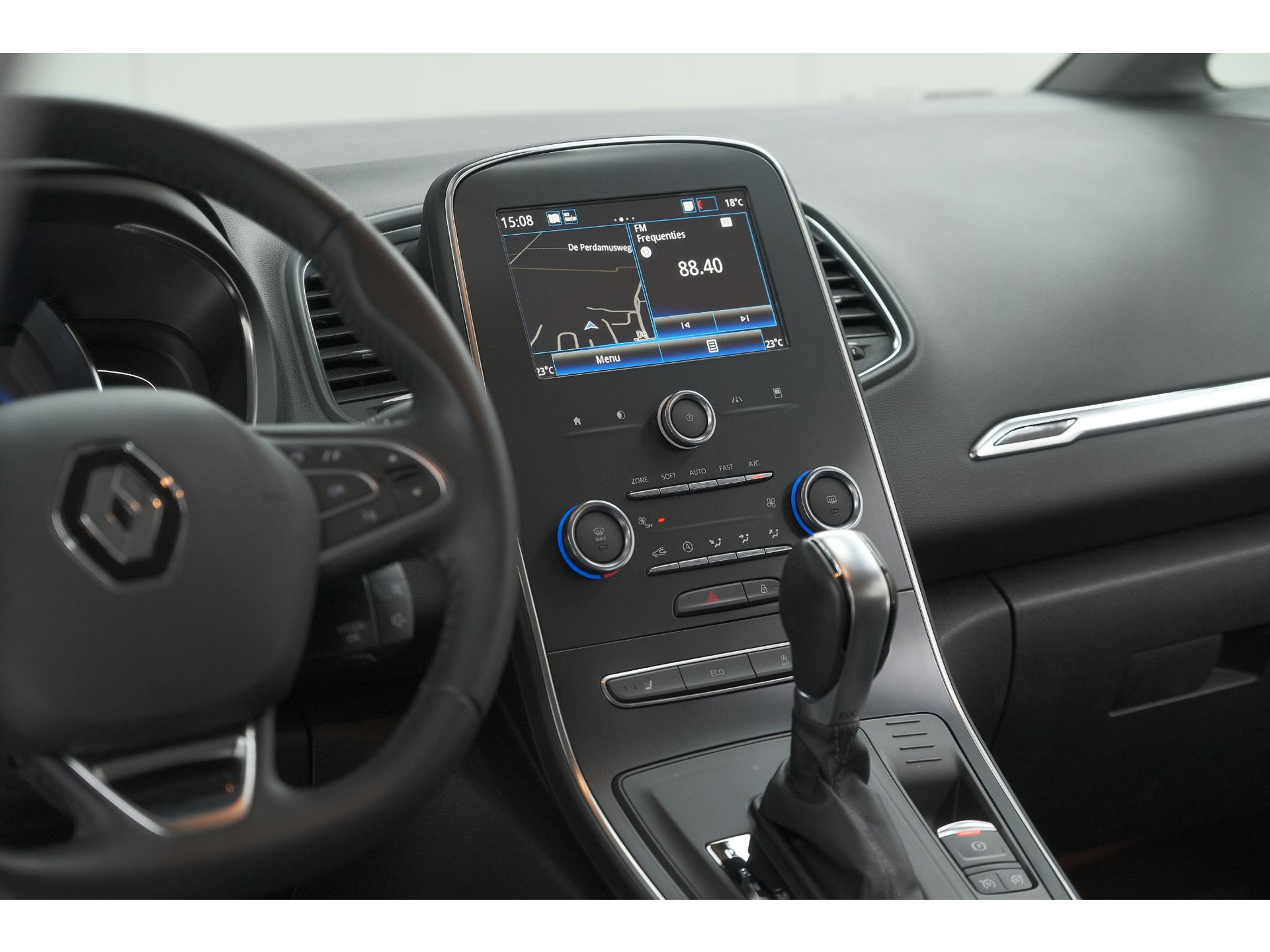 Renault Scénic TCe 140 EDC Limited | Camera | Stoelverwarming | Navigatie | Apple Carplay