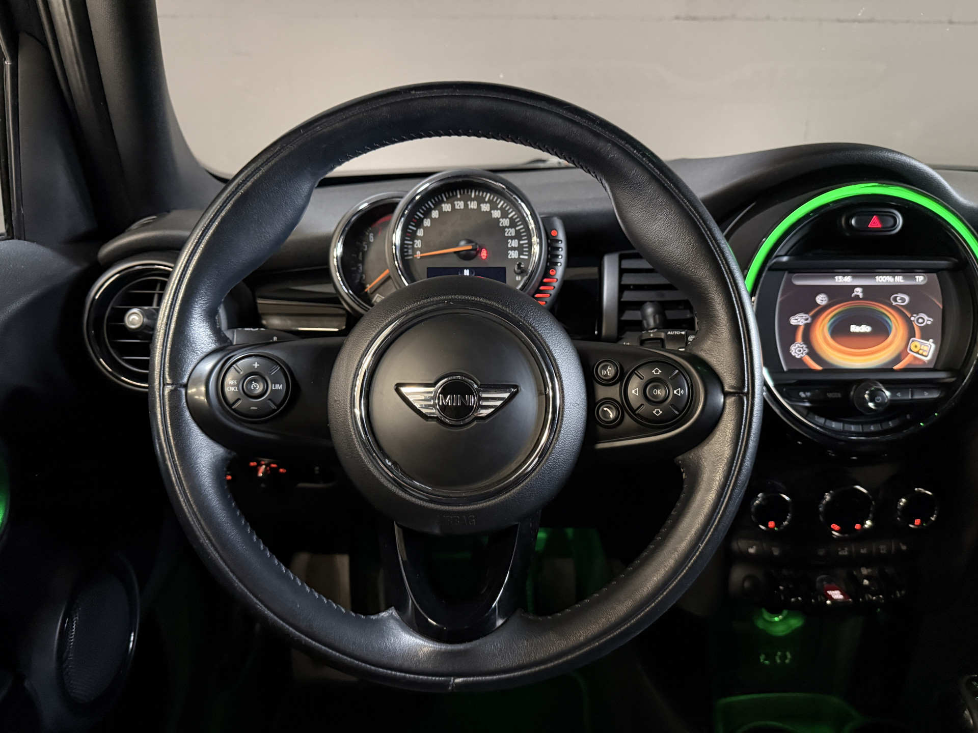 MINI 5-Deurs 1.5 Cooper Chili Serious Business | Stoelverwarming | Sportstoelen | Clima | Cruise