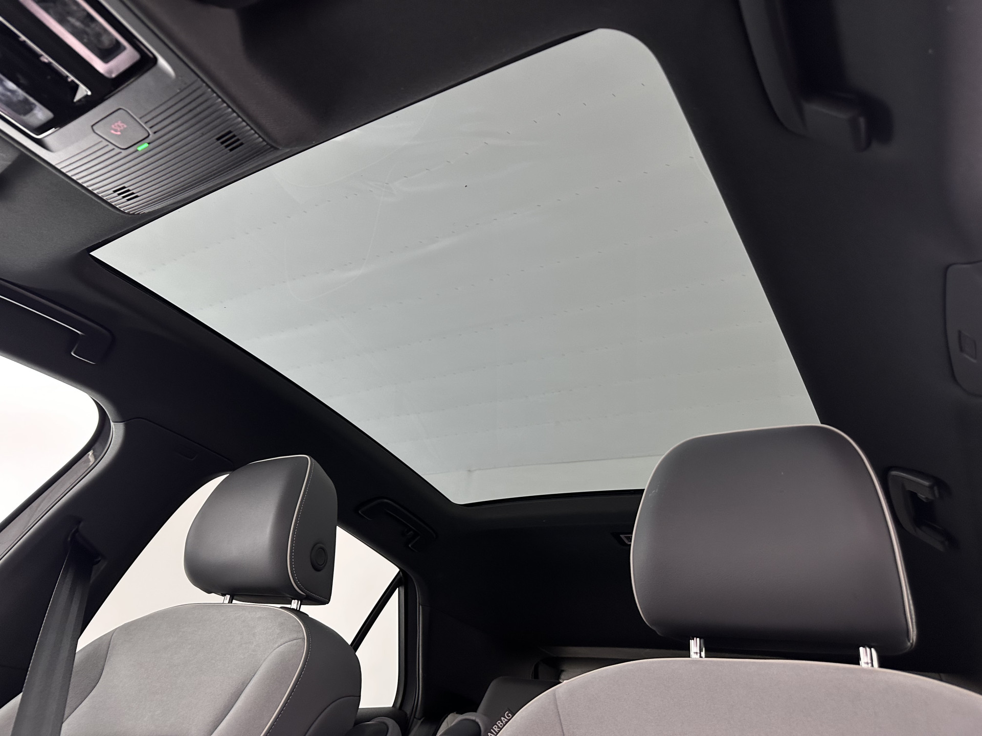 Volkswagen ID.3 First Max 58 kWh [ 3-Fase-11kW ] {SOH-92%} (INCL-BTW) *PANO | HEAD-UP | ADAPTIVE-CRUISE | FULL-LED | BLINDSPOT | CAMERA | KEYLESS | MICROFIBRE | AMBIENTLIGHT | NAVI-FULLMAP | DAB+ | ECC | HEATED-SPORTSEATS | DIGI-COCKPIT | 20"ALU*