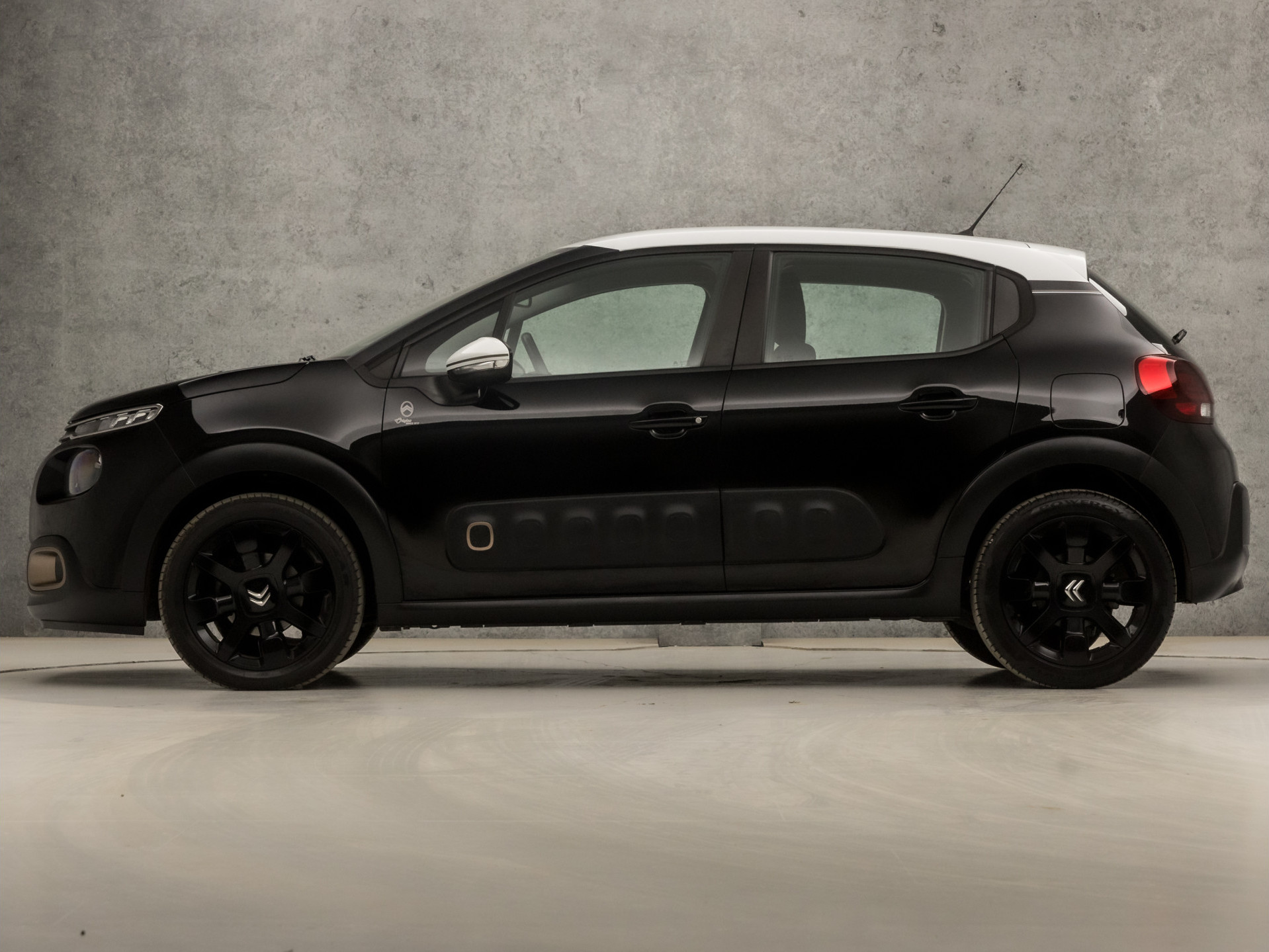 Citroën C3 1.2 PureTech S&S Origins (APPLE CARPLAY, NAVIGATIE, 360 CAMERA, LANE ASSIST, SPORTSTOELEN, LM VELGEN, PARKEERSENSOREN, CRUISE, NIEUWE APK, NIEUWSTAAT)