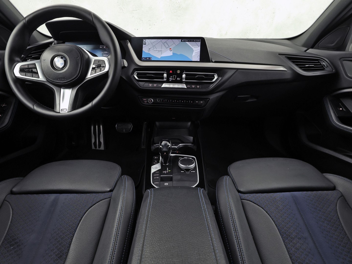 BMW 1 Serie 118i M Sport Automaat (APPLE CARPLAY, M PAKKET, GROOT NAVI, LEDER, SPORTSTOELEN, SFEERVERLICHTING, GETINT GLAS, NIEUWSTAAT)