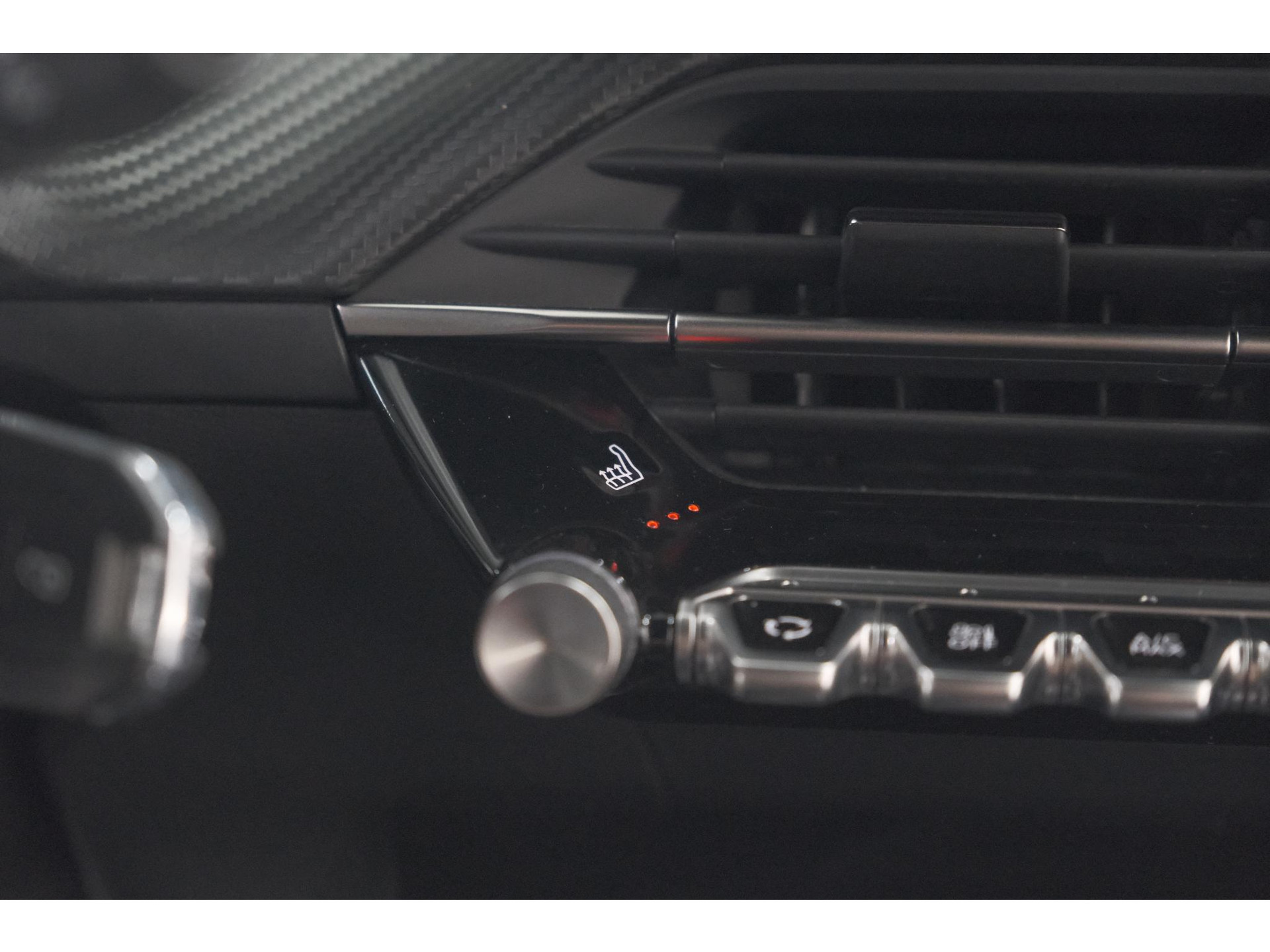 Peugeot 2008 PureTech 130 EAT8 Active Pack | Parkeersensoren | Apple CarPlay | Climate Control | Stoelverwarming