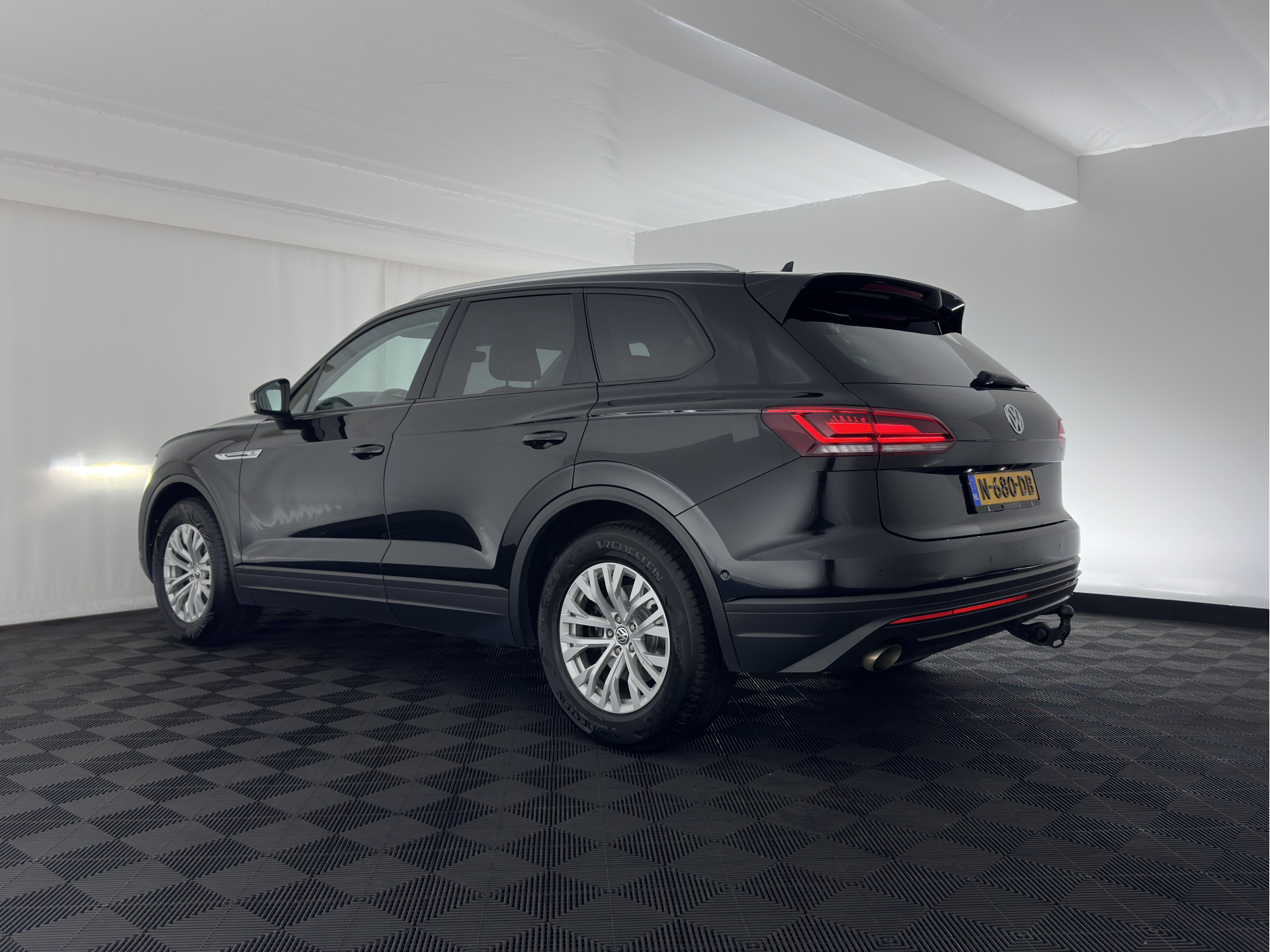 Volkswagen Touareg 3.0 TDI R-Line (INCL-BTW) Aut. *LUXURY-LEATHER | FULL-LED | BLIND-SPOT | HEATED-COMFORTSEATS | AIR-SUSPENSION | KEYLESS | CAMERA | NAVI-FULLMAP | PRIVACY-GLASS | ADAPTIVE-CRUISE |  SHIFT-PADDLES | TOWBAR*
