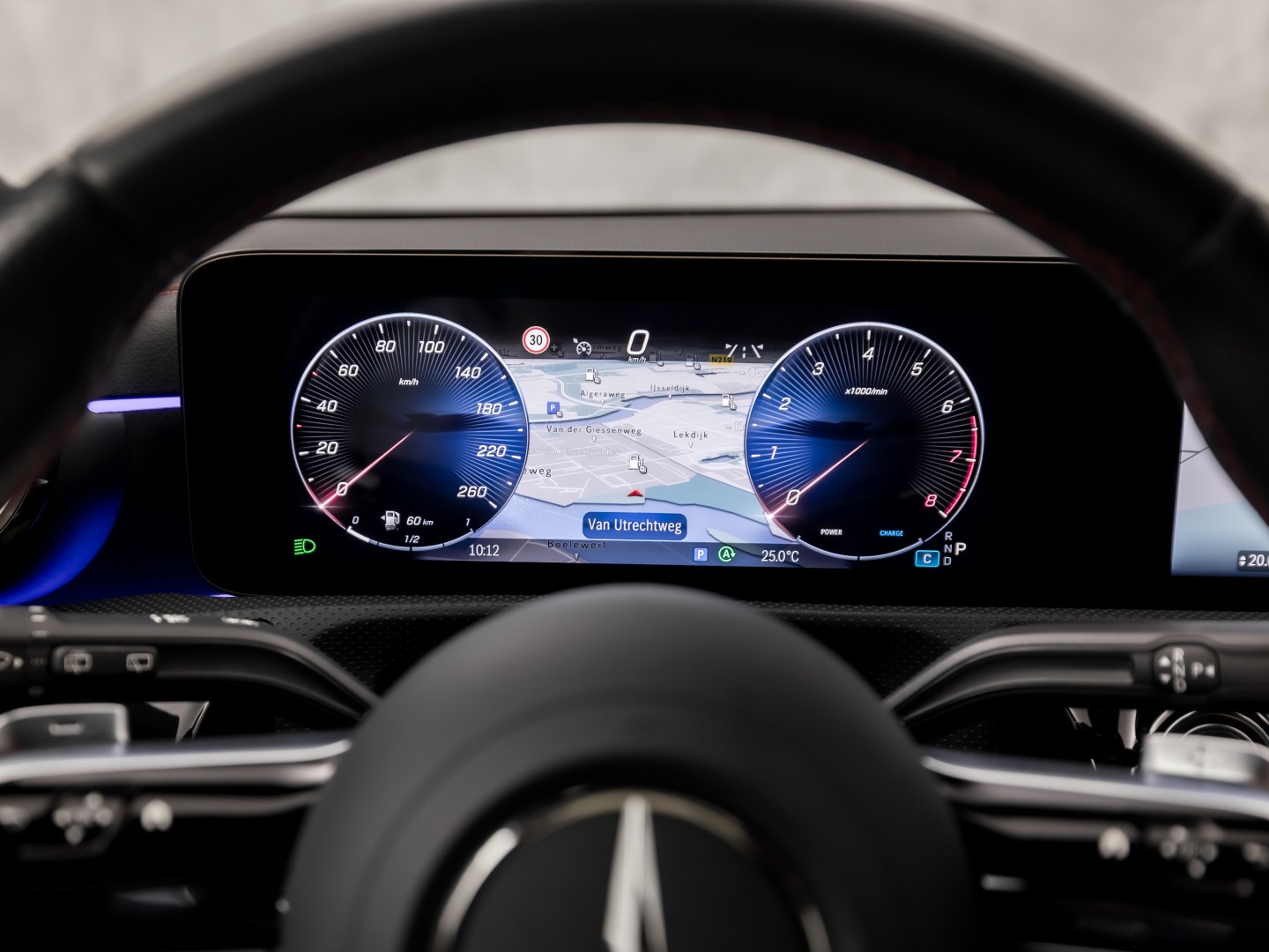 Mercedes-Benz CLA-Klasse 180 AMG Sport Automaat (GROOT NAVI, LOGISCH NAP, CAMERA, LEDER, SPORTSTOELEN, GETINT GLAS, STOELVERWARMING, ELEK ACHTERKLEP, NIEUWSTAAT)