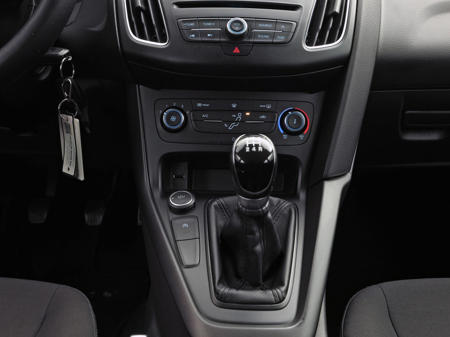 Ford Focus 1.0 Sport (NAVIGATIE, LM VELGEN, PARKEERSENSOREN, TREKHAAK, SPORTSTOELEN, CRUISE, NIEUWSTAAT)