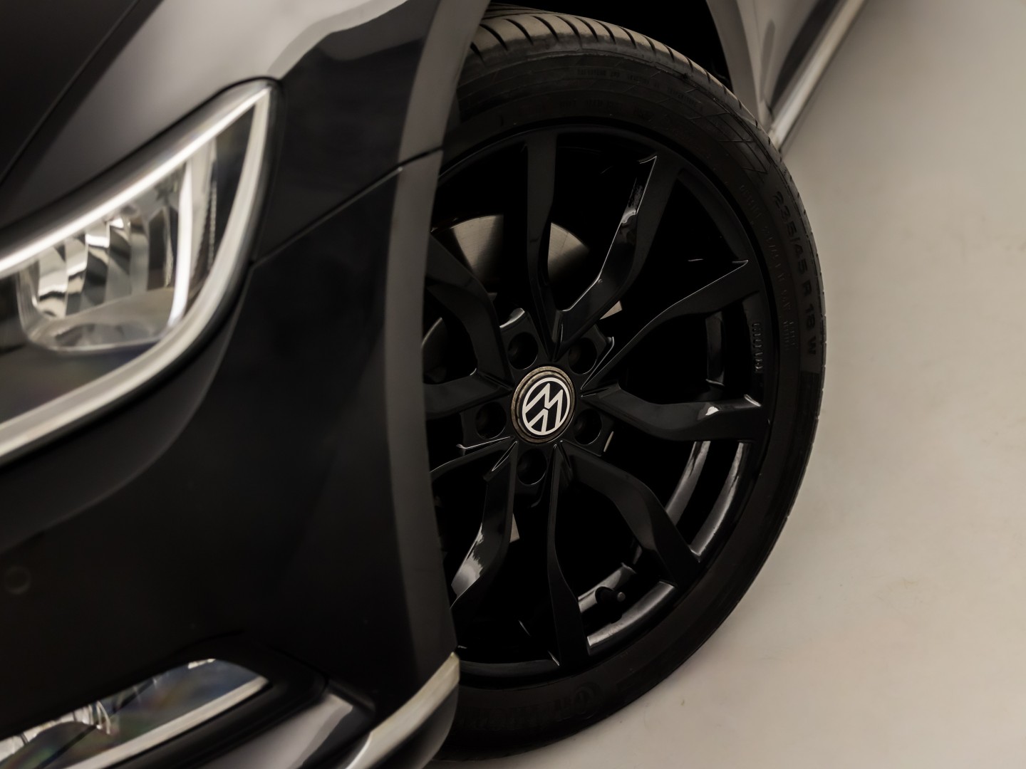 Volkswagen Passat Variant 1.4 TSI ACT Highline R 150Pk Automaat (VIRTUAL COCKPIT, APPLE CARPLAY, BLACK PACK, CAMERA, STOELVERWARMING, LEDER/ALCANTARA, GETINT GLAS, KEYLESS, ADAPTIVE CRUISE, NIEUWSTAAT)