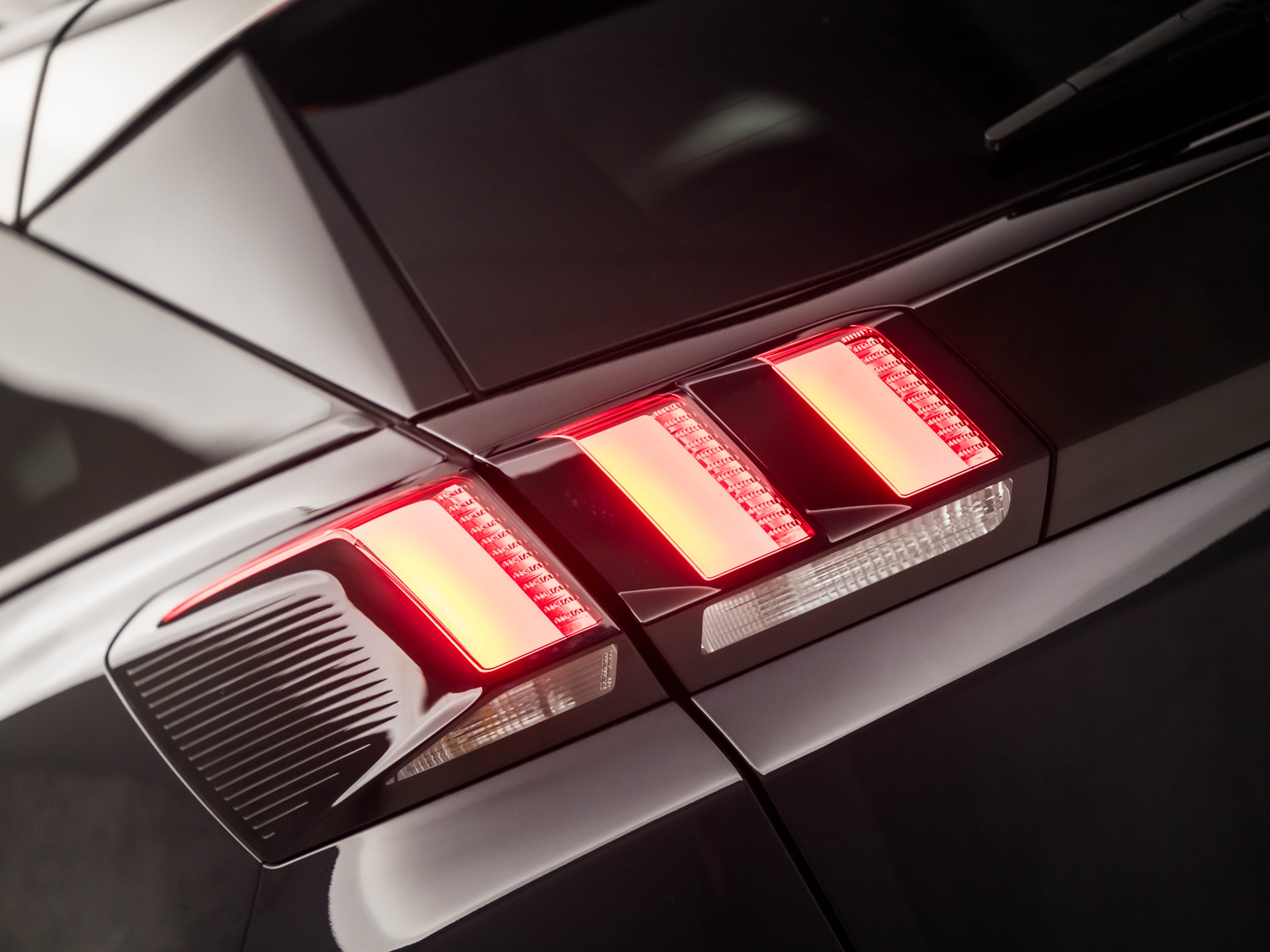 Peugeot 3008 1.2 PureTech Allure Automaat (APPLE CARPLAY, LED KOPLAMPEN, FOCAL AUDIO, LEDER, SPORTSTOELEN, GETINT GLAS, CRUISE, DAKRAILS, NIEUWSTAAT)