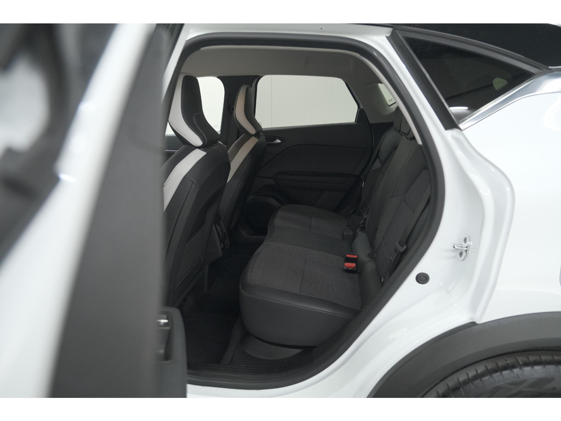 Renault Captur 1.6 E-Tech Plug-in Hybrid 160 Intens | Trekhaak | Camera | Adaptieve Cruise Control | Dodehoekdetectie
