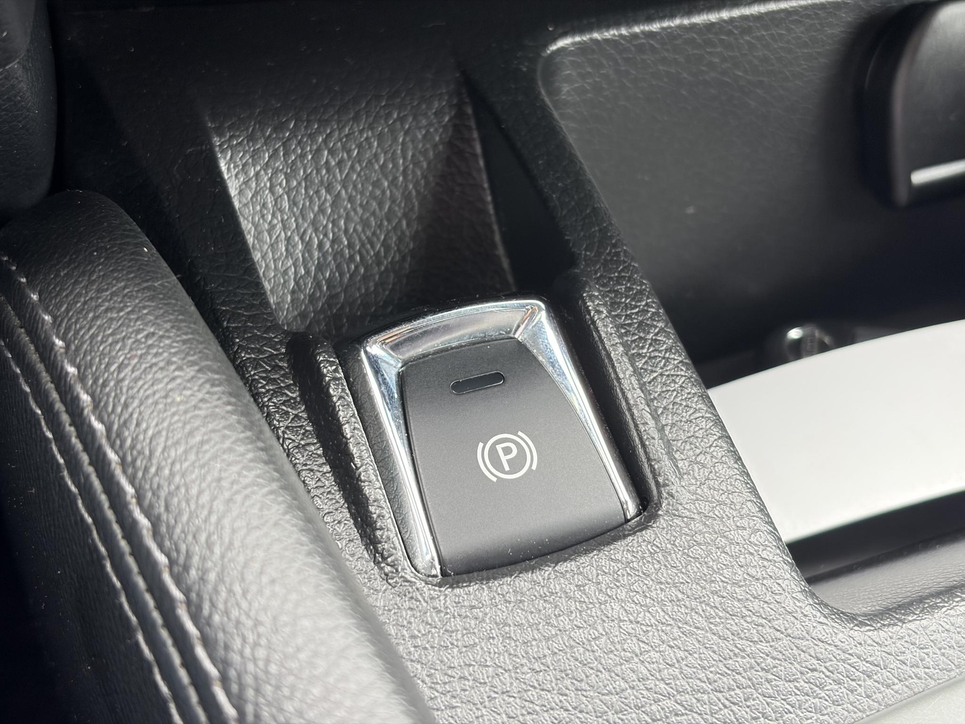 Nissan Qashqai 1.2 N-Connecta 360° Camera,Trekhaak,Navi,Pdc V+A,Keyless,6 Bak,Clima,Cruise,2e Eigenaar,115pk,Lm velgen,Apk tot 09-2027
