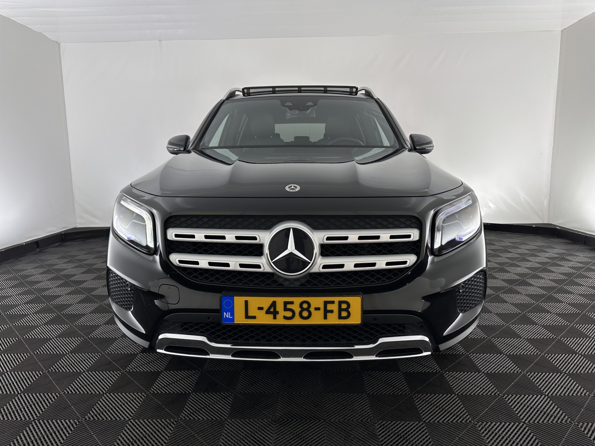 Mercedes-Benz GLB 200 Business Solution Luxury (INCL-BTW) *PANO | LEATHER | FULL-LED | AMBIENTLIGHT | HEATED-SPORTSEATS | WIDESCREEN-DIGICOCKPIT | DAB+ | NAVI-FULLMAP | CAMERA | PRIVACYGLASS | LANE-ASSIST | DYNAMIC-SELECT | 18'