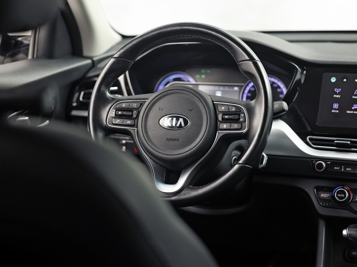 Kia Niro 1.6 GDi PHEV DynamicLine 141Pk Automaat (1e EIGENAAR, APPLE CARPLAY, GROOT NAVI, CAMERA, TREKHAAK, SPORTSTOELEN, ADAPTIVE CRUISE, GETINT GLAS, LEDER, NIEUWSTAAT)