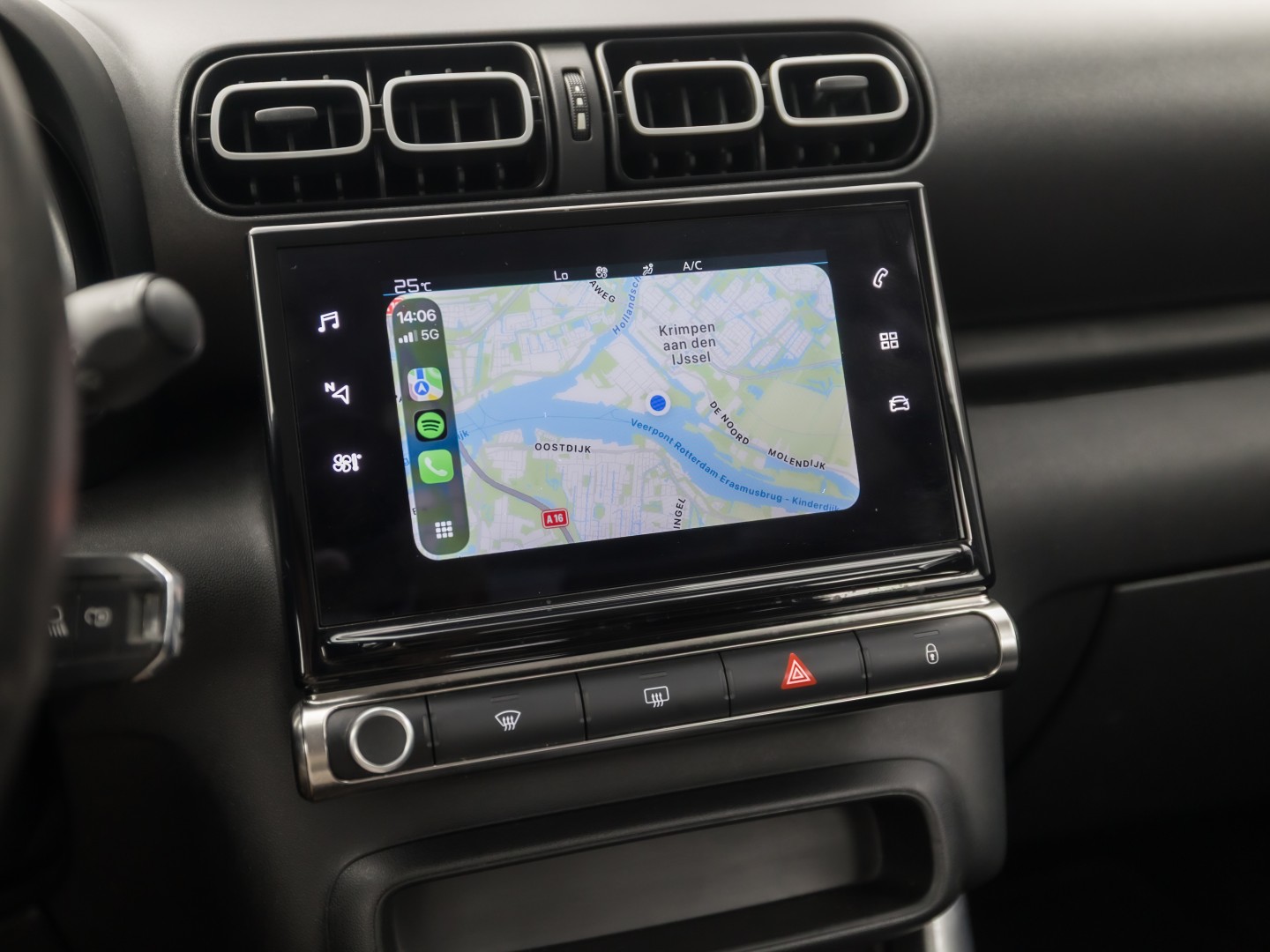 Citroën C3 Aircross 1.2 PureTech S&S Sport (APPLE CARPLAY, GROOT NAVI, LM VELGEN, TREKHAAK, GETINT GLAS, SPORTSTOELEN, CRUISE, NIEUWE APK, NIEUWSTAAT)