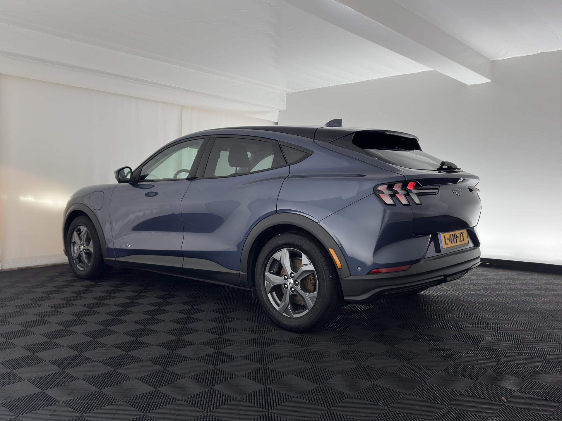 Ford Mustang Mach-E RWD 75 kWh [3-Fase ] {SOH-90%} (INCL-BTW) Aut.*LEATHER | FULL-LED | DAB | DIGI-COCKPIT | KEYLESS | NAVI-FULLMAP | CARPLAY | HEATED-COMFORTSEATS | TOPVIEW |  ADAPTIVE-CRUISE | PRIVACY-GLASS | 18'' ALU*