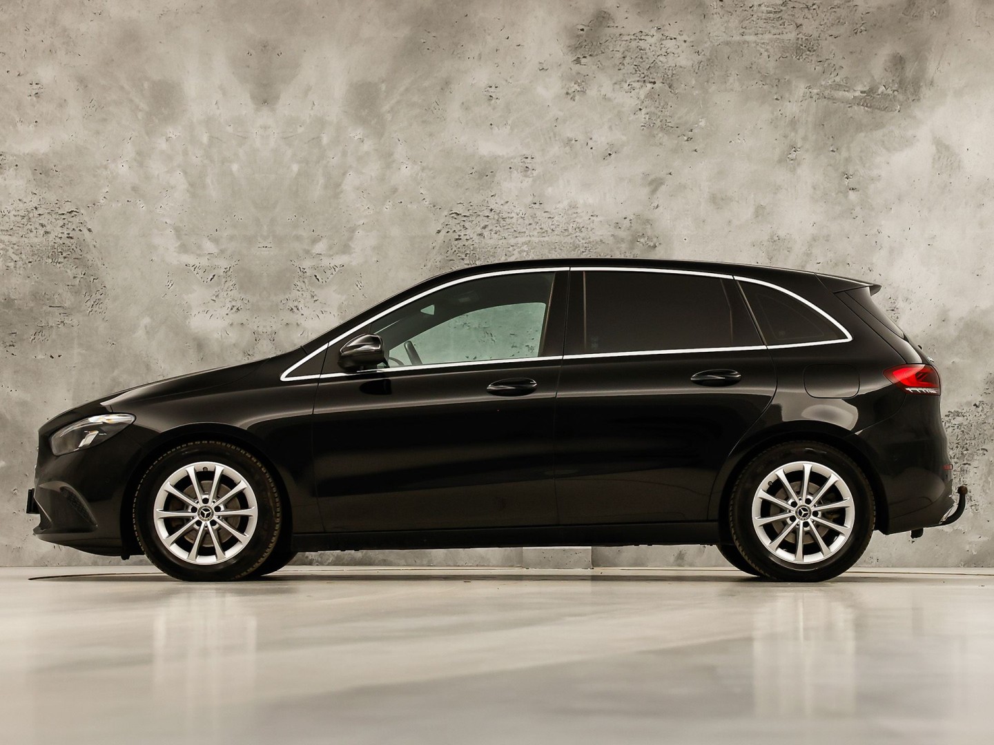 Mercedes-Benz B-Klasse 200 Business Solution Luxury 163Pk Automaat (GROOT NAVI, LEDER, CAMERA, GETINT GLAS, SPORTSTOELEN, STOELVERWARMING, TREKHAAK, NIEUWE APK, NIEUWSTAAT)