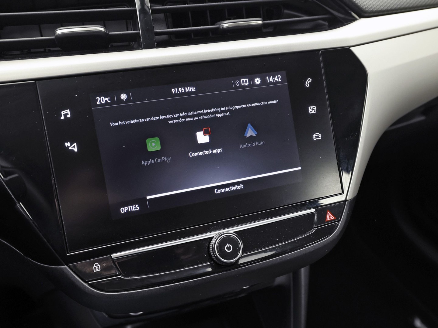Opel Corsa 1.2 Sport (APPLE CARPLAY, GROOT NAVI, 360 CAMERA, CRUISE, PARKEERSENSOREN, LEDER STUURWIEL, SPORTSTOELEN, LM VELGEN, NIEUWSTAAT)