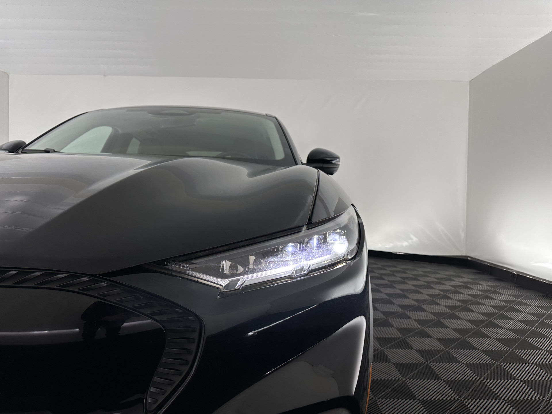 Ford Mustang Mach-E RWD 75 kWh [ 3-Fase-11kW ] {SOH-84%} (INCL-BTW) *LEATHER | FULL-LED | DAB | DIGI-COCKPIT | KEYLESS | NAVI-FULLMAP | CARPLAY | HEATED-COMFORTSEATS | TOPVIEW | ADAPTIVE-CRUISE | PRIVACY-GLASS | 18'' ALU*