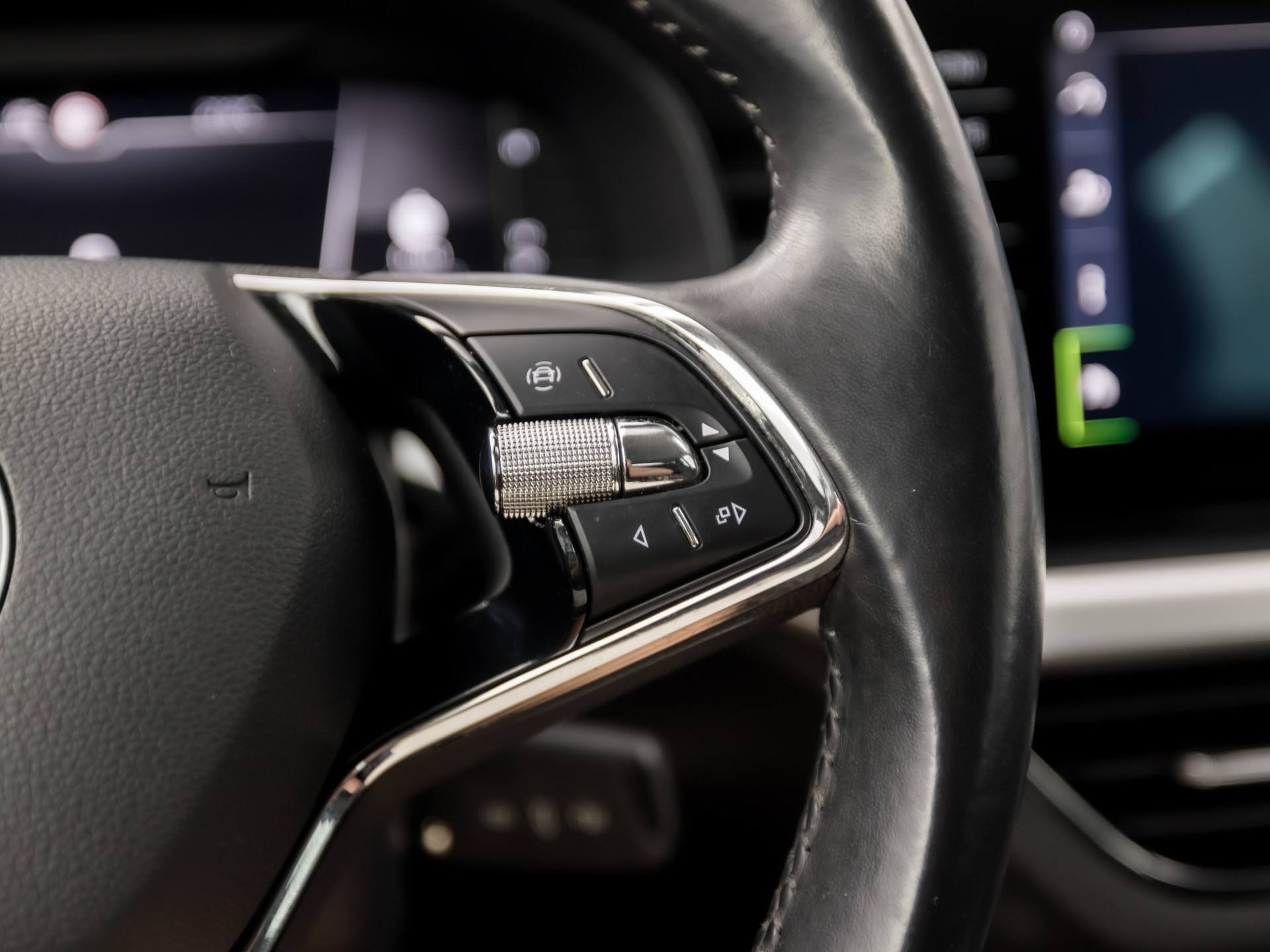 Škoda Kamiq 1.0 TSI Sport (VIRTUAL COCKPIT, APPLE CARPLAY, GROOT NAVI, TREKHAAK, PARKEERSENSOREN, SPORTSTOELEN, GETINT GLAS, CRUISE, NIEUWE APK, NIEUWSTAAT)