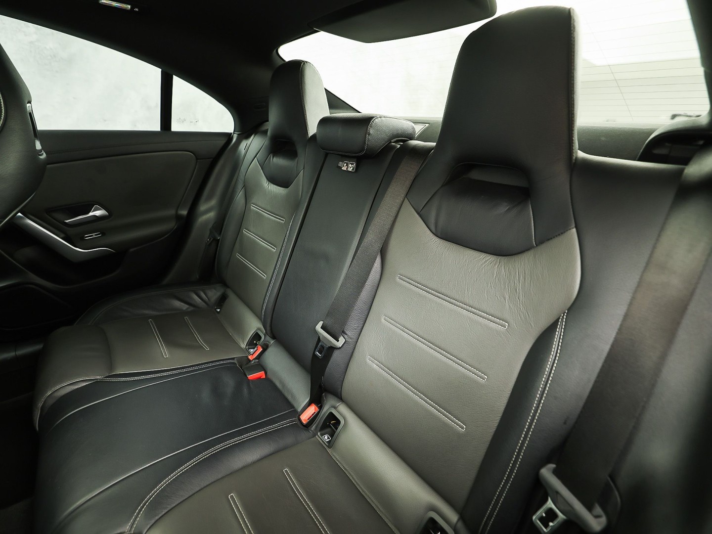 Mercedes-Benz CLA-Klasse 200 AMG Sport 163Pk Automaat (PANORAMADAK, GROOT NAVI, LEDER, CAMERA, SPORTSTOELEN, GETINT GLAS, STOELVERWARMING, NIEUWSTAAT)