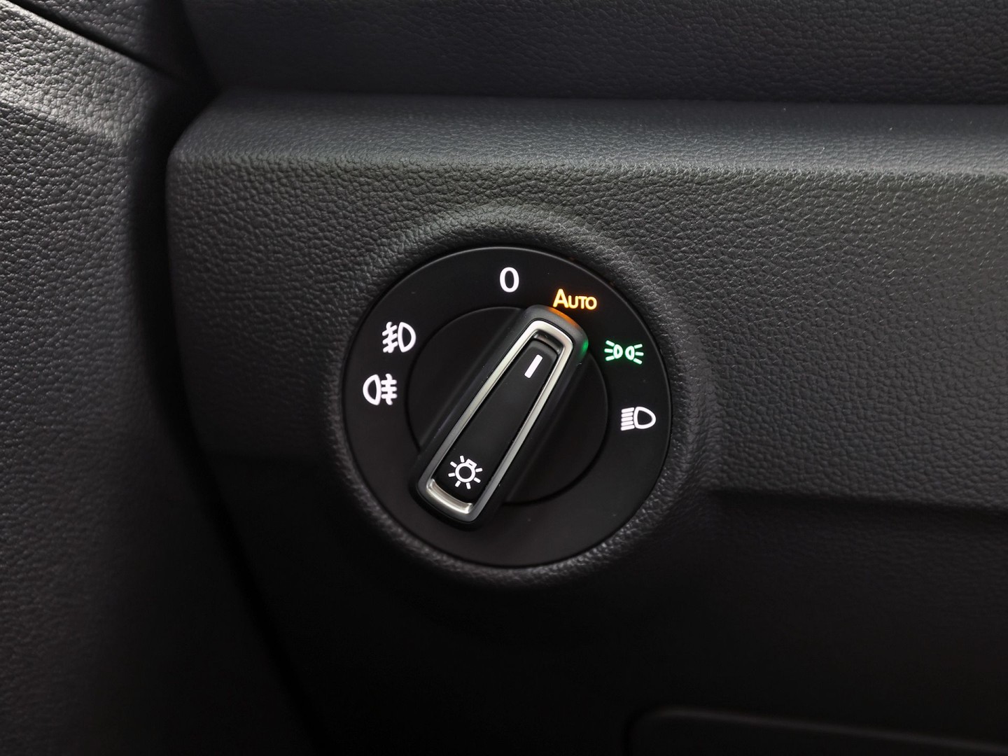 Volkswagen T-Roc 1.5 TSI Sport 150Pk (APPLE CARPLAY, GROOT NAVI, STUUR/STOELVERWARMING, CAMERA, SPORTSTOELEN, ADAPTIVE CRUISE, CLIMATE, NIEUWE APK, NIEUWSTAAT)