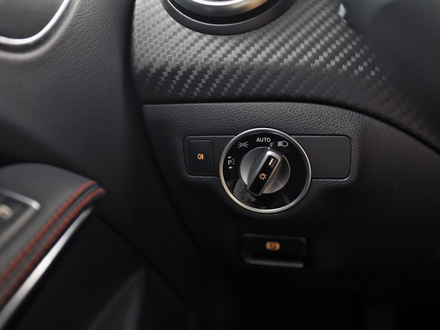 Mercedes-Benz A-Klasse 180 AMG Sport (NAVIGATIE, LEDER/ALCANTARA, DIAMOND GRILL, SPORTSTOELEN, XENON, CRUISE, NIEUWE APK, NIEUWSSTAAT)