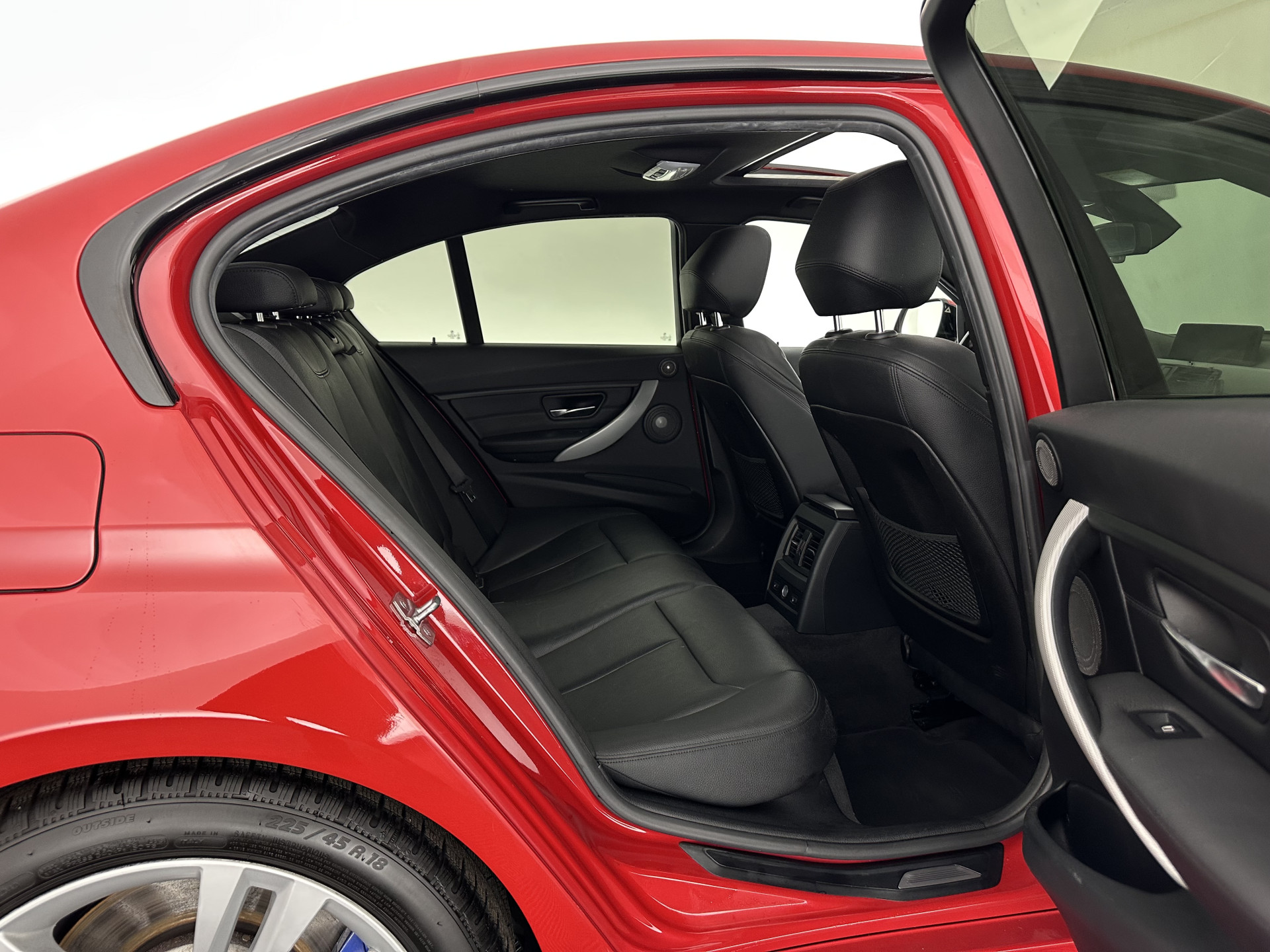 BMW 3-serie 330d M-Sportpack High Executive Aut. *PANO | LEATHER | XENON | ADAPTIVE-CRUISE | HARMAN/KARDON | MEMORY-PACK | BLINDSPOT | HEATED-SPORTSEATS | CAMERA | DAB | KEYLESS | ECC | HEAD-UP | PDC | SHIFTPADDLES | TOWBAR |  18''ALU