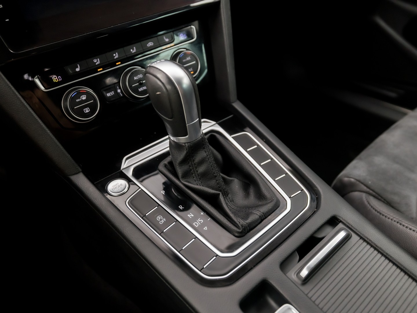Volkswagen Passat Variant 1.4 TSI ACT Highline R 150Pk Automaat (VIRTUAL COCKPIT, APPLE CARPLAY, BLACK PACK, CAMERA, STOELVERWARMING, LEDER/ALCANTARA, GETINT GLAS, KEYLESS, ADAPTIVE CRUISE, NIEUWSTAAT)
