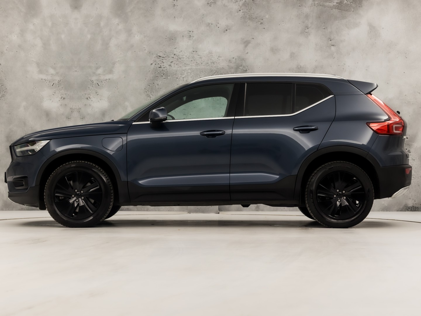 Volvo XC40 1.5 T5 Recharge Sport 262Pk Automaat (BLACK PACK, APPLE CARPLAY, GROOT NAVI, ZWART HEMEL, STUUR/STOELVERWARMING, SPORTSTOELEN, GETINT GLAS, LANE ASSIST, NIEUWE APK, NIEUWSTAAT)
