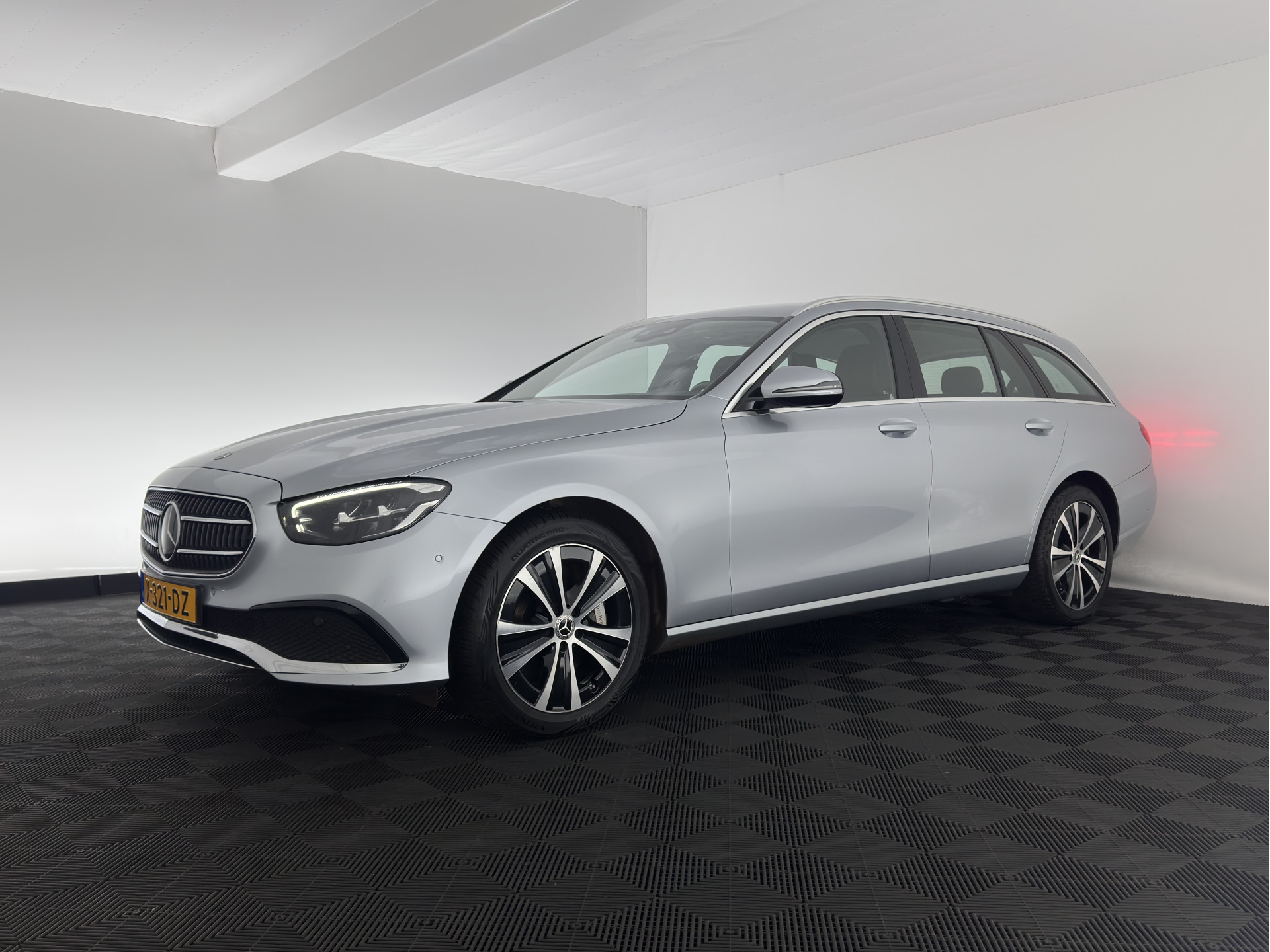 Mercedes-Benz E-klasse Estate 300 de Luxury Line ( Plug-in ) (INCL-BTW) Aut. *LEATHER | FULL-LED | WIDESCREEN-COCKPIT | BLIND-SPOT | AMBIENT-LIGHT | HEATED-SPORTSEATS | CAMERA | DAB+ | NAVI-FULLMAP | PDC | ADAPTIVE-CRUISE | ECC | 18''ALU*