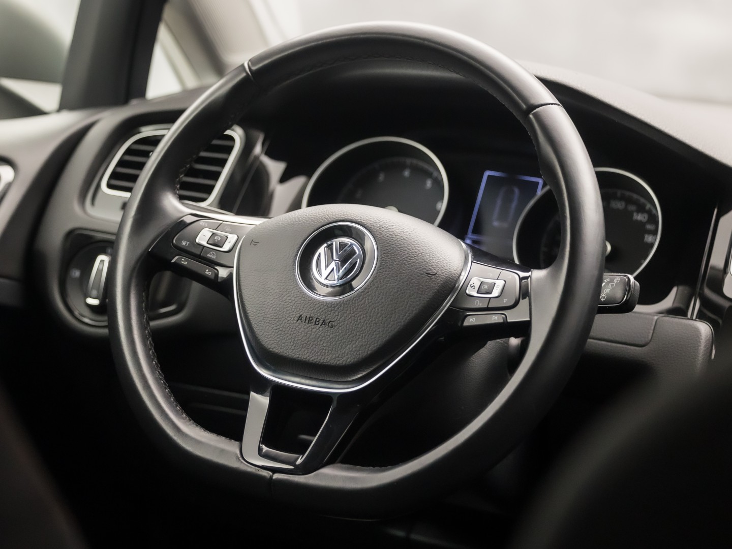 Volkswagen Golf 1.5 TSI 131PK Sportline (APPLE CARPLAY, GROOT NAVI, 4 CILINDER, CLIMATE, LED KOPLAMPEN, STOELVERWARMING, SPORTSTOELEN, GETINT GLAS, LM VELGEN, ADAPTIVE CRUISE, PARKEERSENSOREN, NIEUWSTAAT)