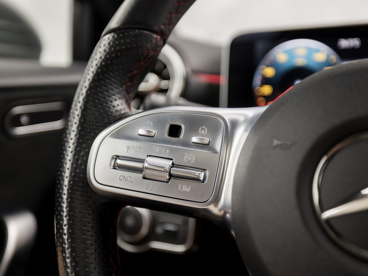 Mercedes-Benz A-Klasse 200 AMG Sport 163Pk Automaat (PANORAMADAK, GROOT NAVI, SFEERVERLICHTING, CAMERA, STOELVERWARMING, SPORTSTOELEN, GETINT GLAS, LEDER/ALCANTARA, NIEUWSTAAT)