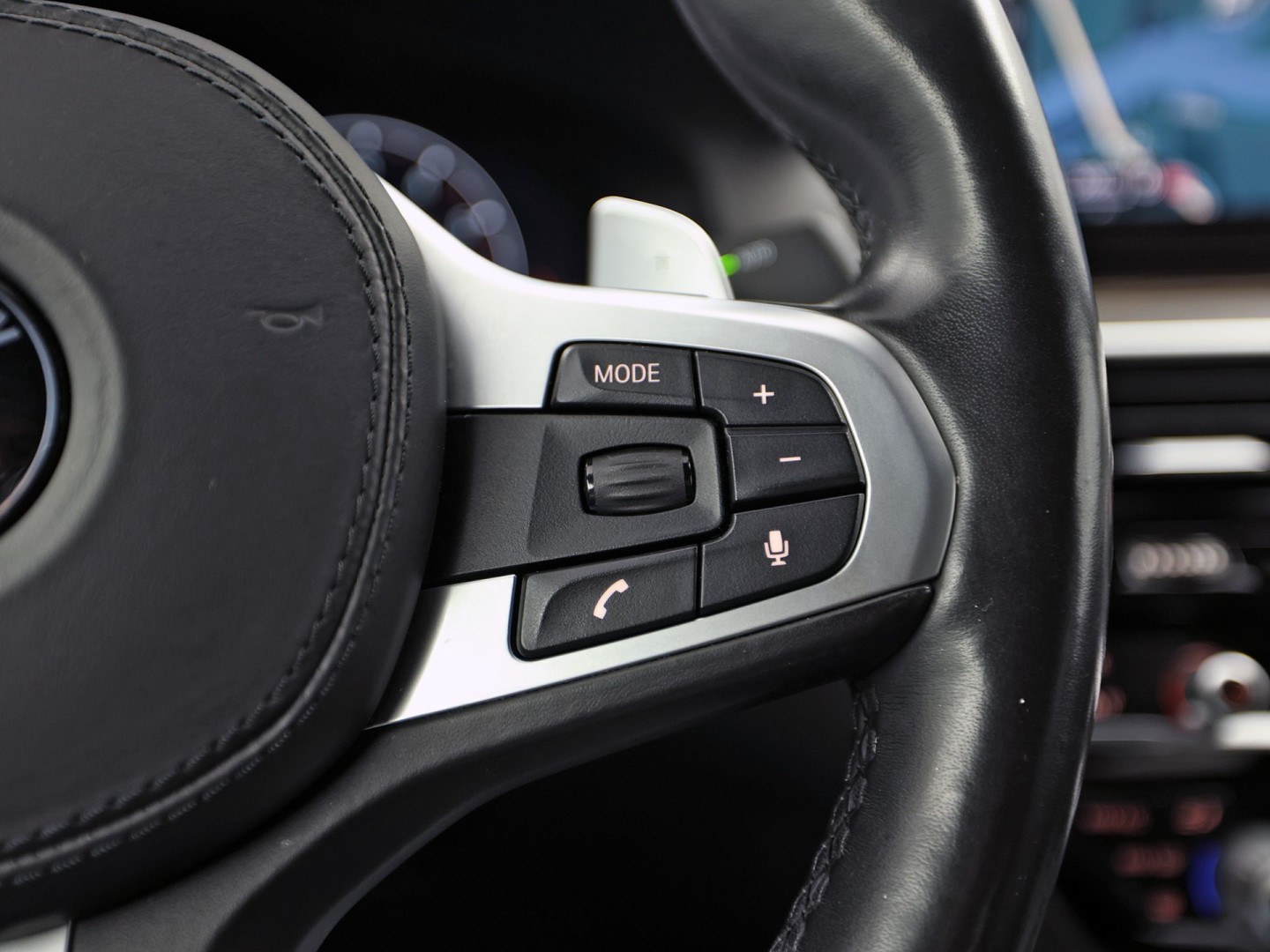 BMW 5-serie 520i M Sport High Executive 184Pk Automaat (GROOT NAVI, M PAKKET, 360 CAMERA, MEMORY SEATS, HARMAN/KARDON, STUUR/STOELVERWARMING, LUXE LEDER, HEAD-UP DISPLAY, GETINT GLAS, NIEUWSTAAT)