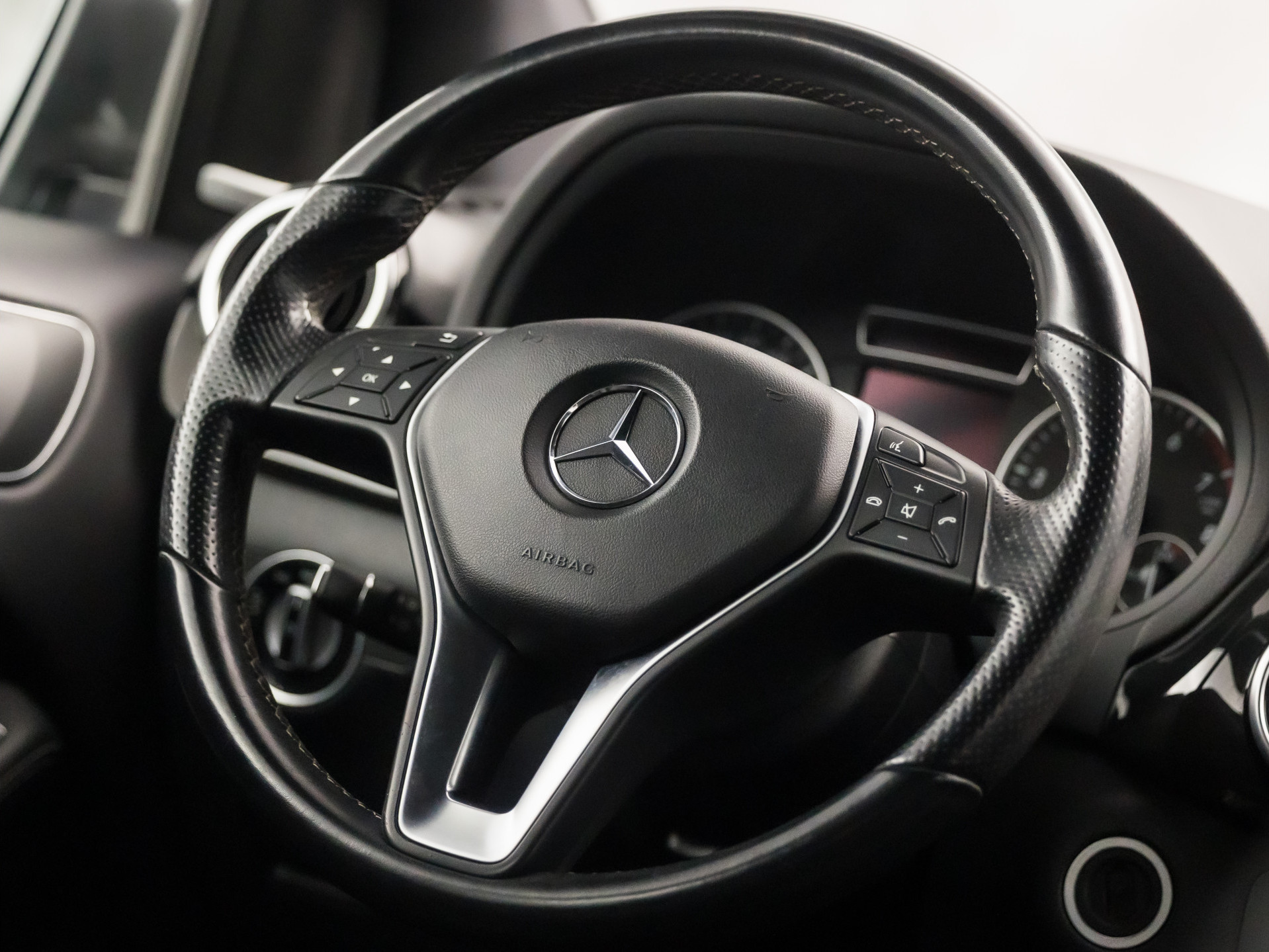 Mercedes-Benz B-Klasse 200 AMG Sport 157Pk (GROOT NAVI, CLIMATE, CAMERA, HARMAN/KARDON, STOELVERWARMING, LEDEREN SPORTSTOELEN, HARMAN/KARDON, XENON, ZWART HEMEL, NIEUWSTAAT)