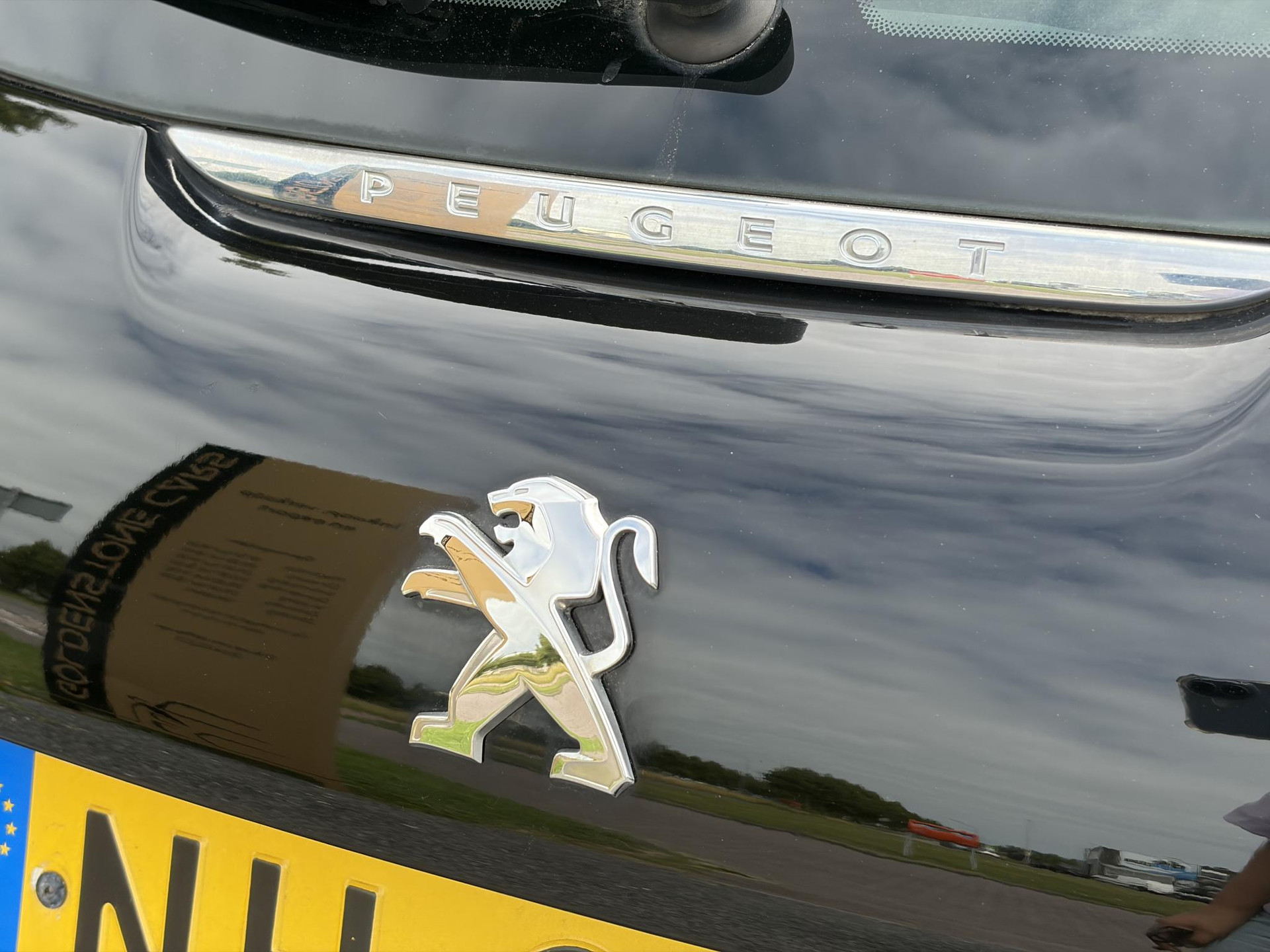 Peugeot 208 1.2 PureTech Allure D-riem vv in 2022,2e Eigenaar,110pk,Dealer Onderhouden,Pano,Carplay,Camera,Clima,Cruise,5 Deurs,Halfleder,Pdc,N.A.P,Lm velgen,Apk tot 05-2027
