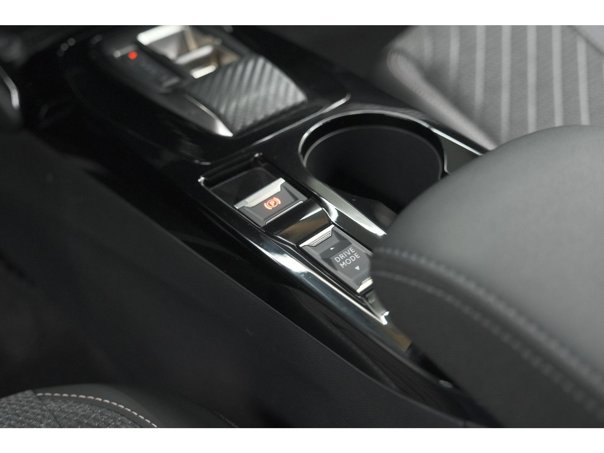 Peugeot 208 Hybrid 110 e-DCS6 Allure | Stoelverwarming | Apple Carplay | Parkeersensoren