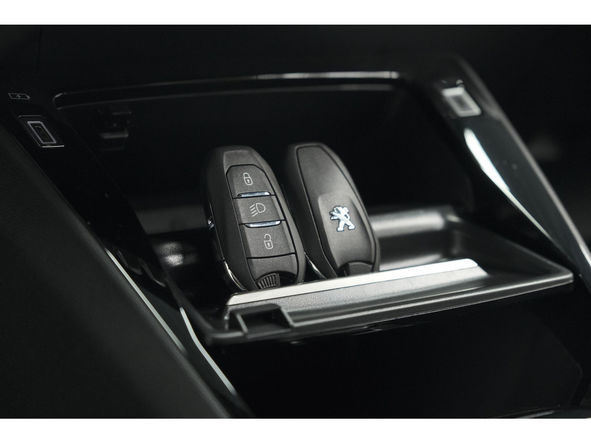 Peugeot 2008 PureTech 130 EAT8 Allure | Allseason banden | 360 Camera | Dodehoekdetectie | Apple Carplay | Stoelverwarming