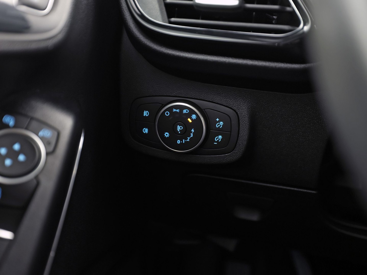 Ford Fiesta 1.0 EcoBoost Titanium Sport (APPLE CARPLAY, GROOT NAVI, CLIMATE, CAMERA, SPORTSTOELEN, ADAPTIVE CRUISE, KEYLESS, PARKEERSENSOREN, NIEUWSTAAT)